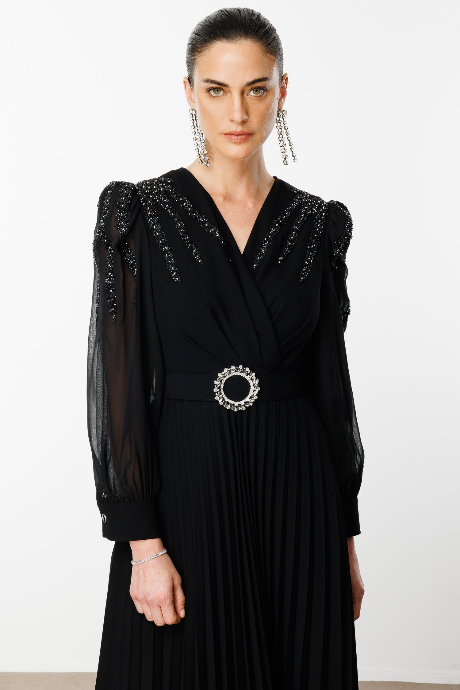 Modailgi  Kolları Omuzları Taşlı Beli Kemerli Piliseli Uzun Elbise Siyah