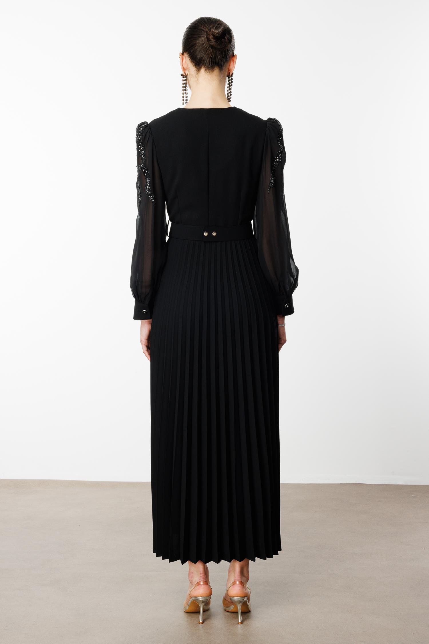 Modailgi  Kolları Omuzları Taşlı Beli Kemerli Piliseli Uzun Elbise Siyah