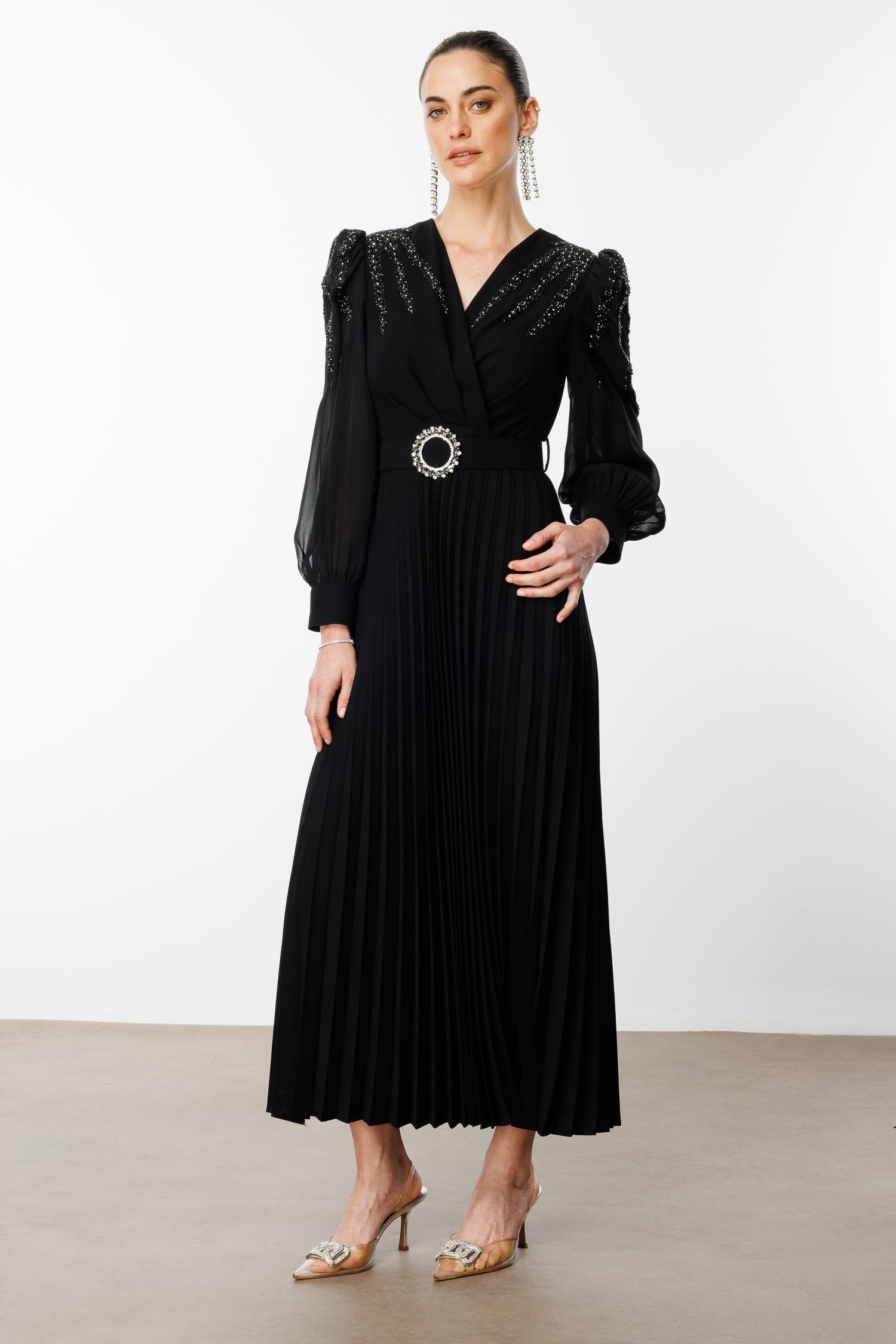 Modailgi  Kolları Omuzları Taşlı Beli Kemerli Piliseli Uzun Elbise Siyah