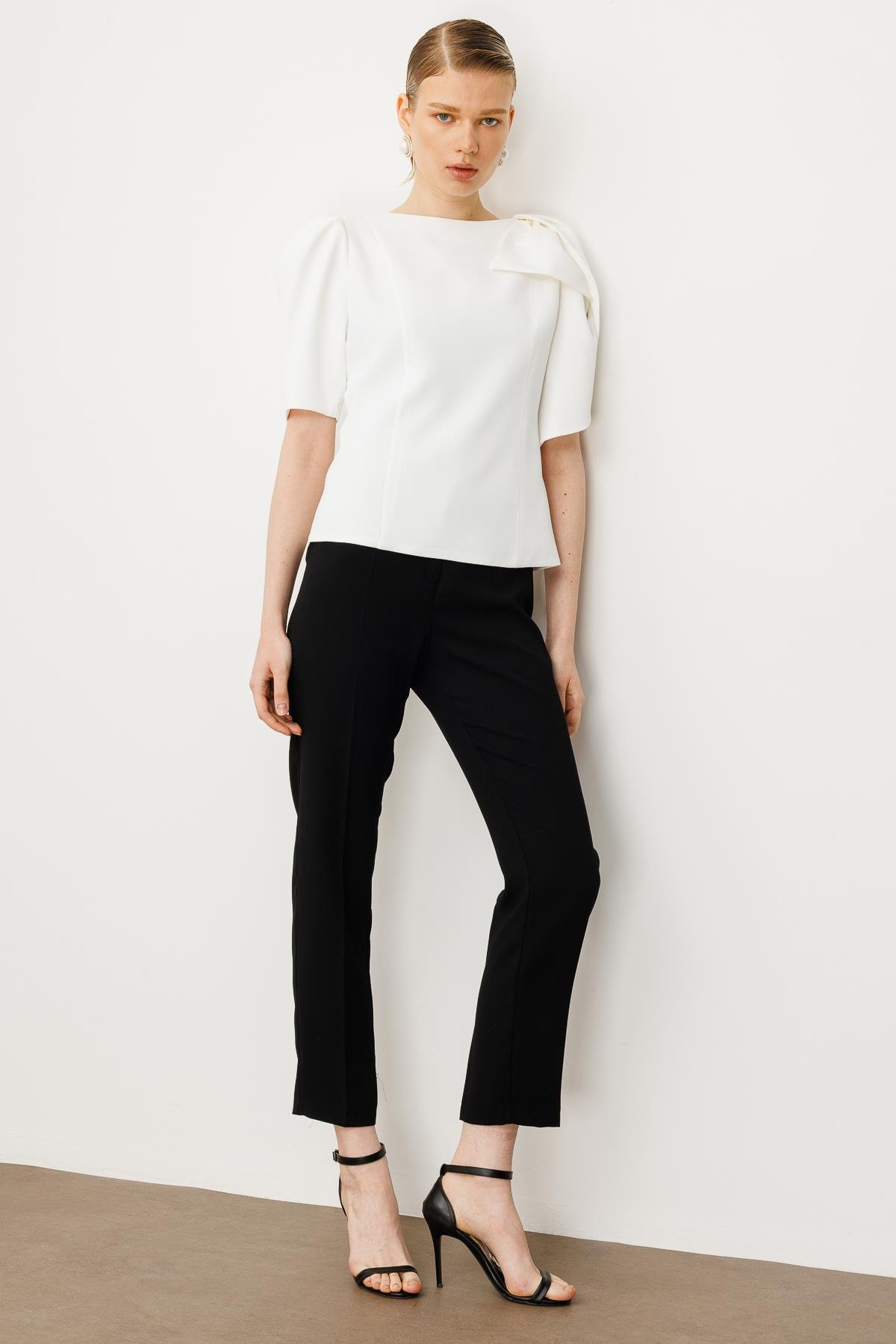 Modailgi  Kolları Pile Fiyonk Anvelop Detaylı Fermuar Kapamalı Bluz Ekru