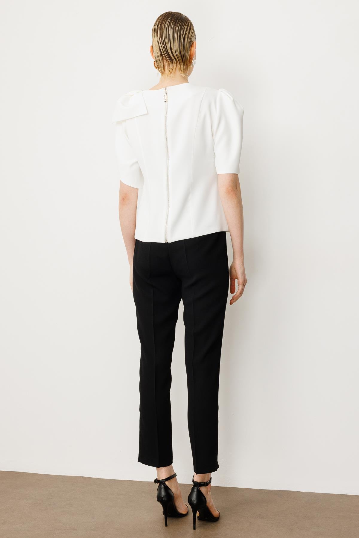 Modailgi  Kolları Pile Fiyonk Anvelop Detaylı Fermuar Kapamalı Bluz Ekru