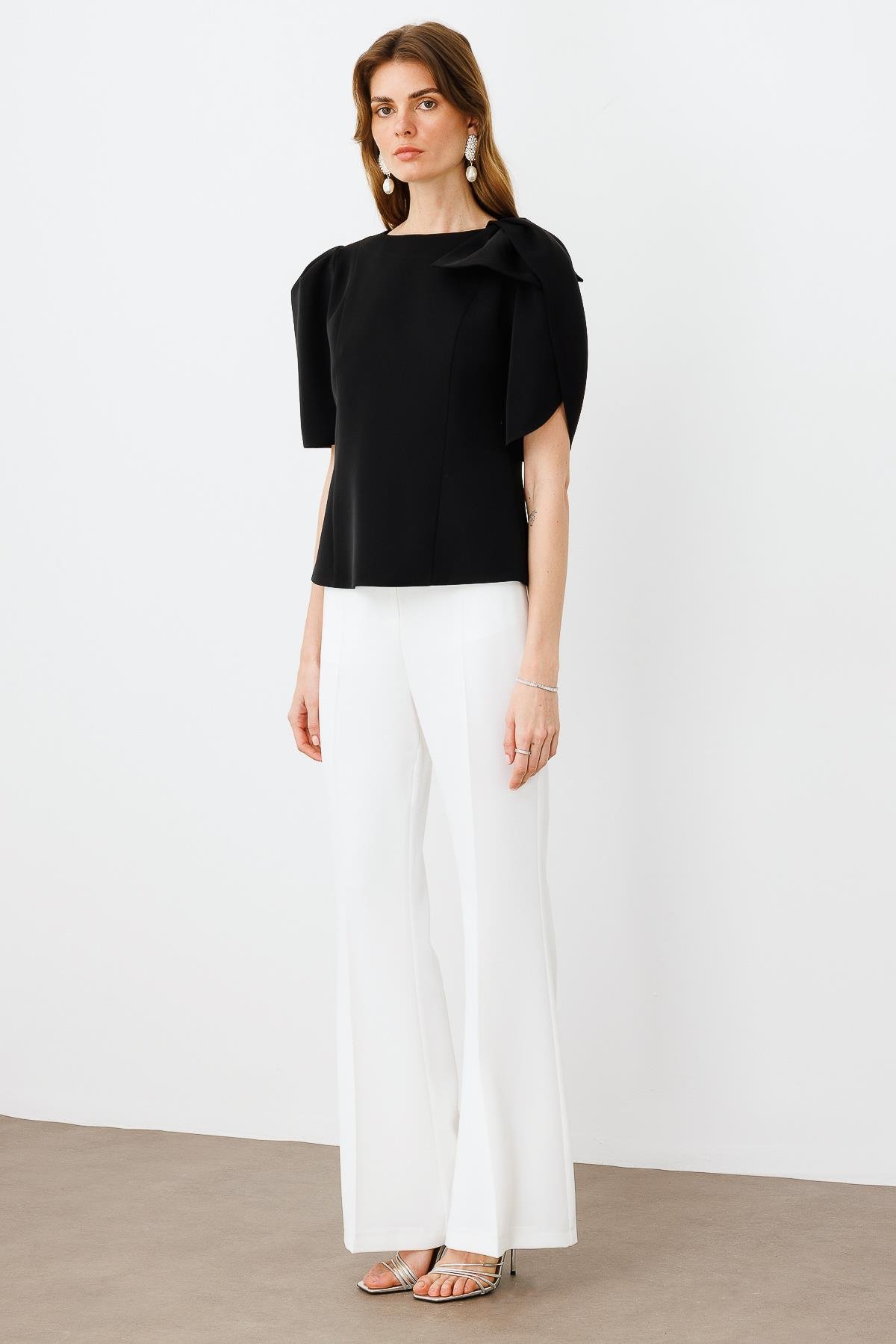 Modailgi  Kolları Pile Fiyonk Anvelop Detaylı Fermuar Kapamalı Bluz Siyah