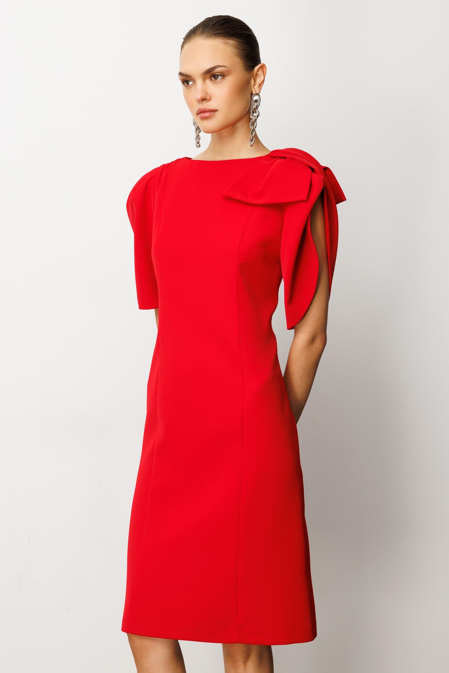Modailgi  Kolları Pile Fiyonk Anvelop Detaylı Fermuar Kapamalı Kısa Elbise Kırmızı