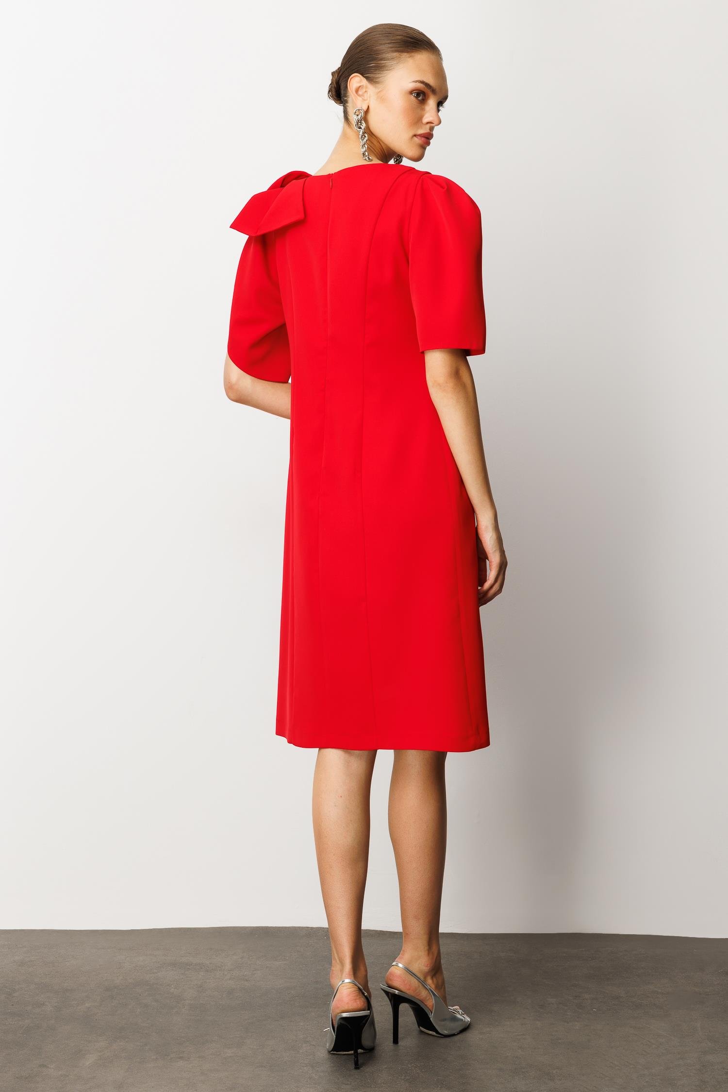 Modailgi  Kolları Pile Fiyonk Anvelop Detaylı Fermuar Kapamalı Kısa Elbise Kırmızı