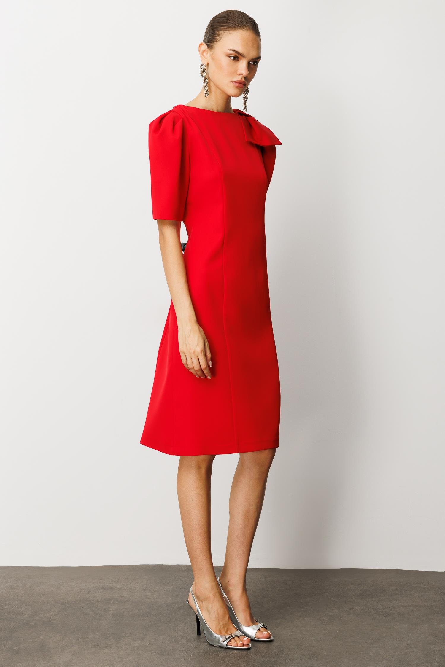 Modailgi  Kolları Pile Fiyonk Anvelop Detaylı Fermuar Kapamalı Kısa Elbise Kırmızı