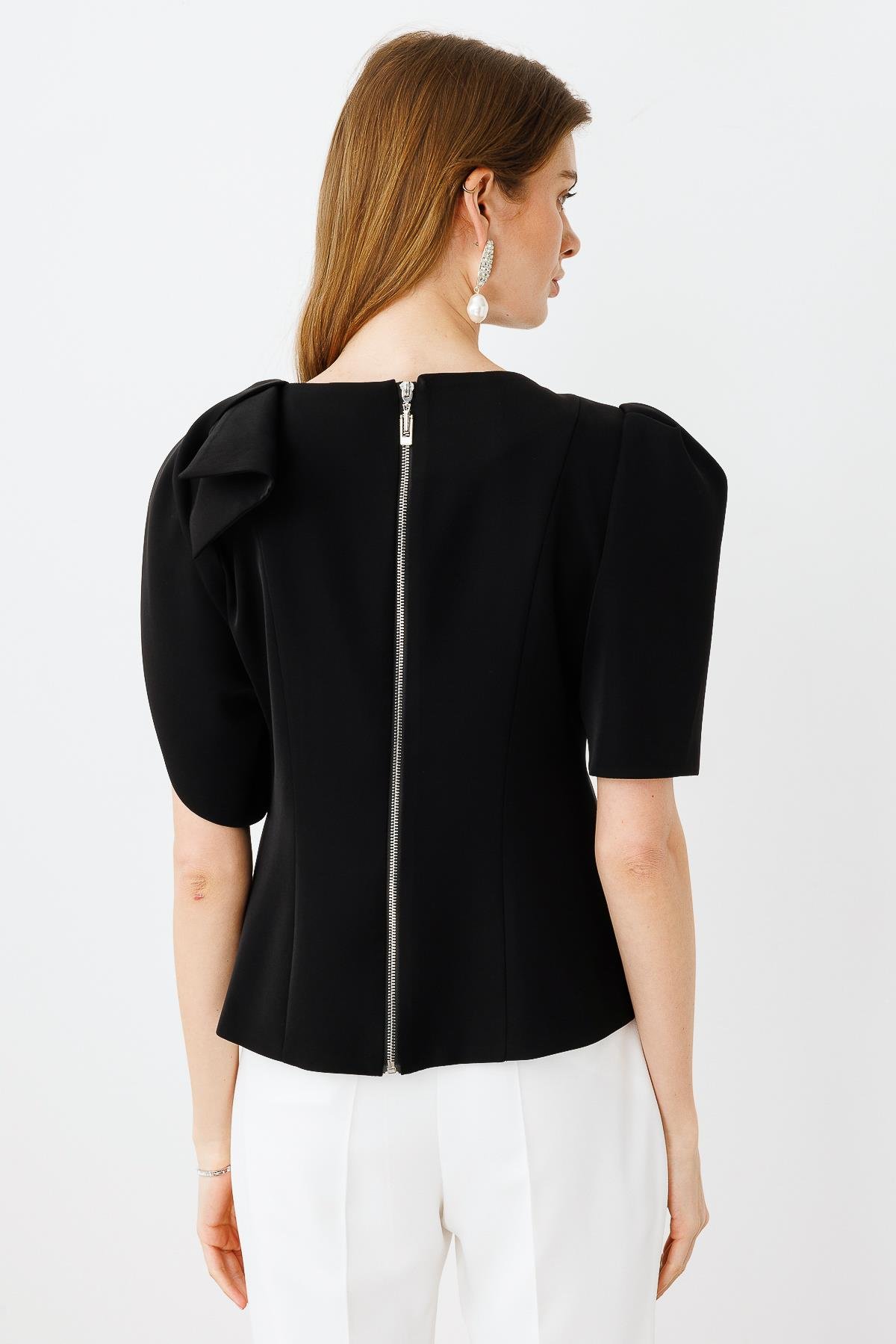 Modailgi  Kolları Pile Fiyonk Anvelop Detaylı Fermuar Kapamalı Bluz Siyah