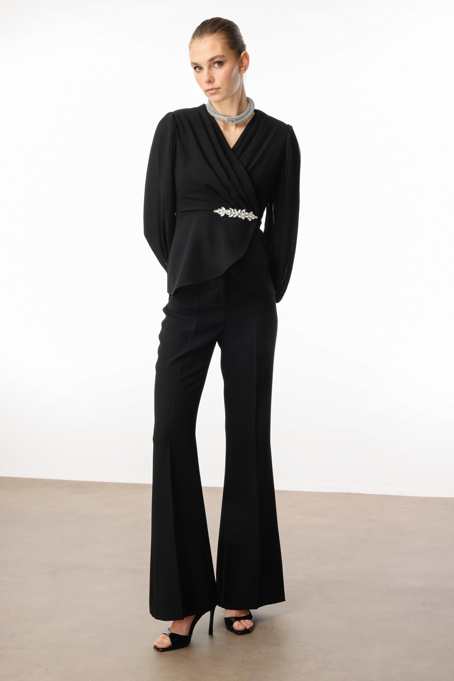 Modailgi  Kolları Pliseli Aksesuarlı Bluz Siyah