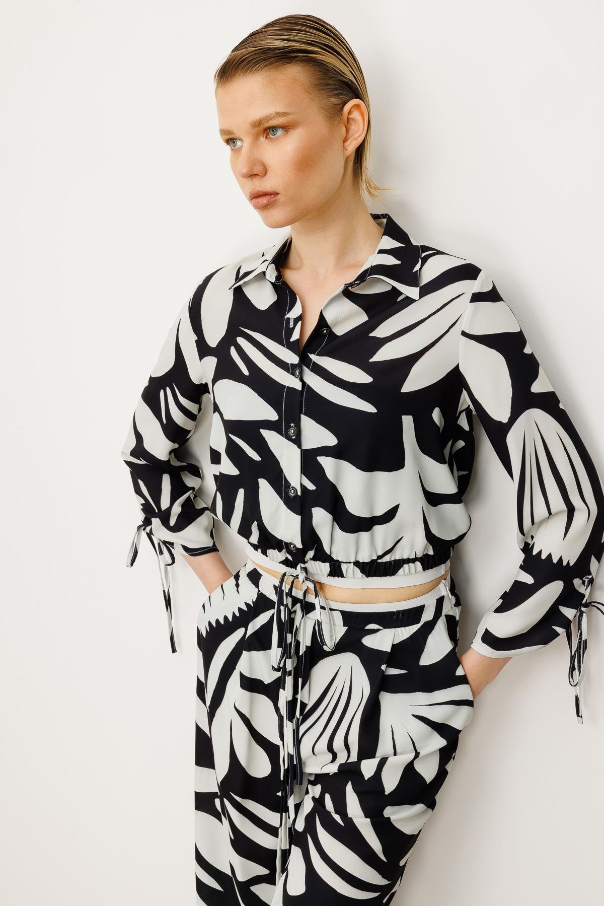 Modailgi  Kolları ve Etek Ucu Bağlama Detaylı Etek Altı Lastikli Gömlek Siyah