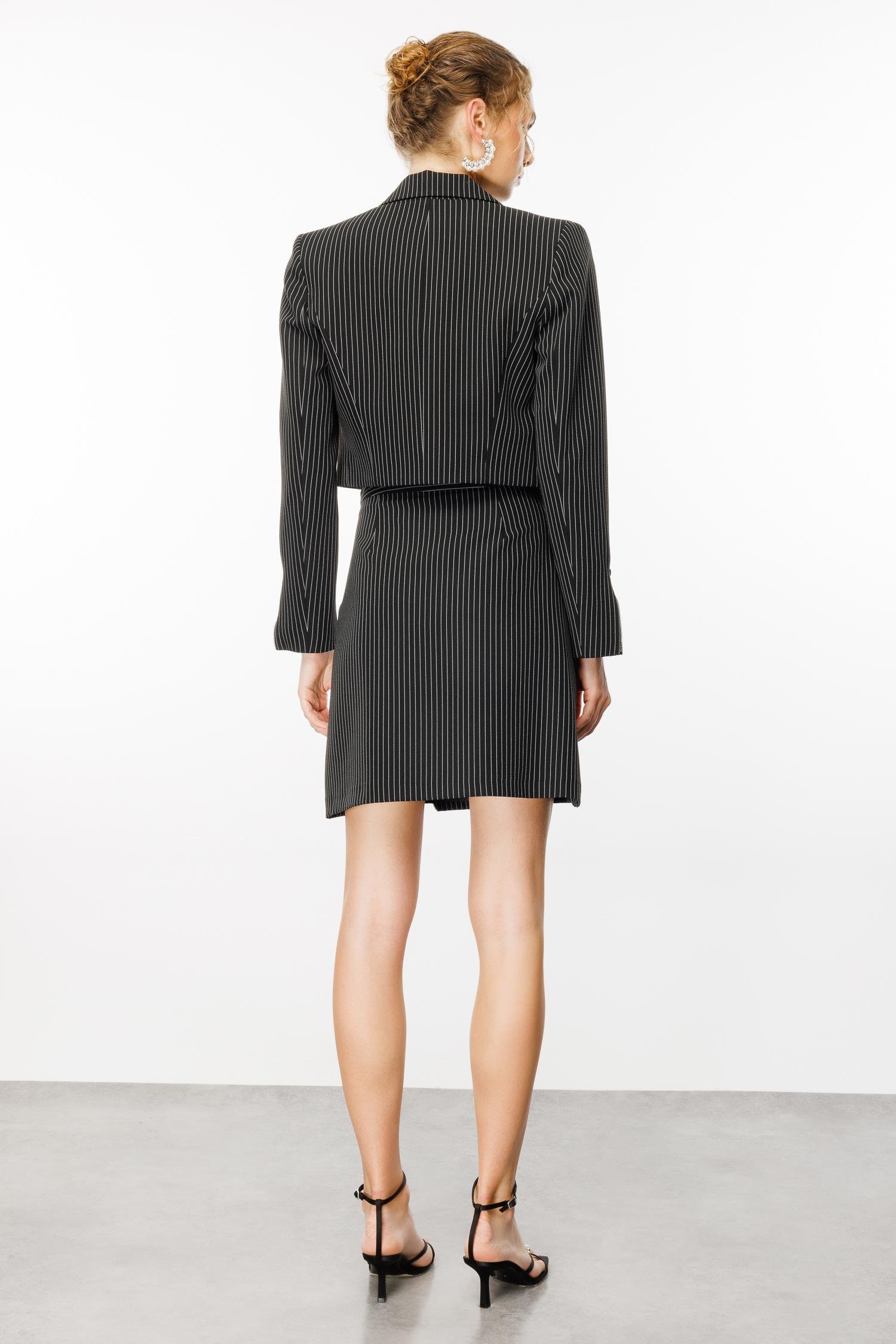 Modailgi  Kolları Yırtmaç Görünümlü Sivri Yaka Çizgili Crop Ceket Siyah