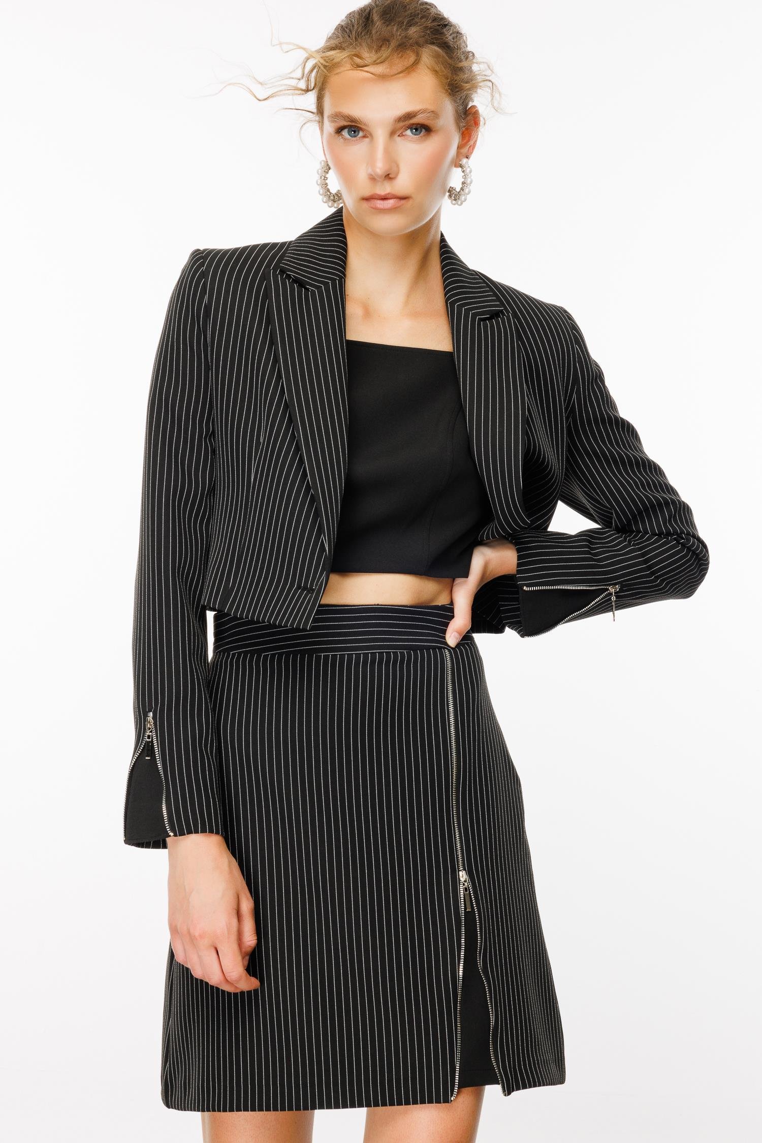 Modailgi  Kolları Yırtmaç Görünümlü Sivri Yaka Çizgili Crop Ceket Siyah