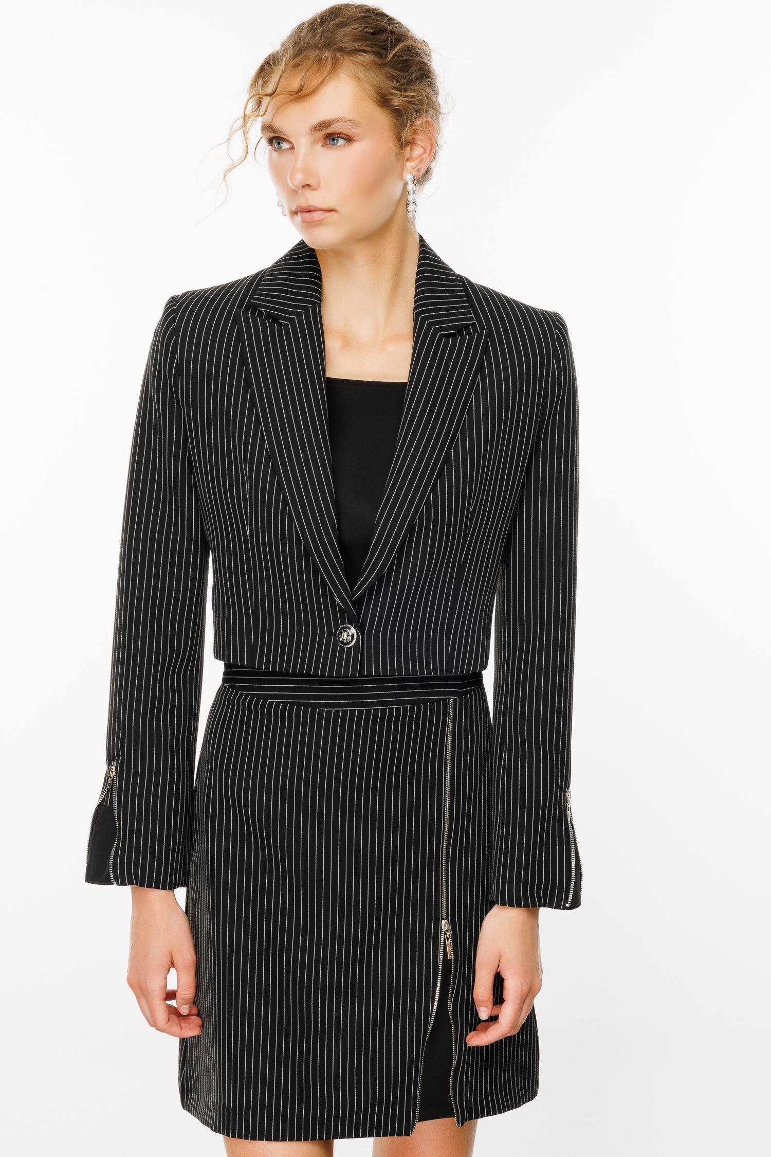 Modailgi  Kolları Yırtmaç Görünümlü Sivri Yaka Çizgili Crop Ceket Siyah