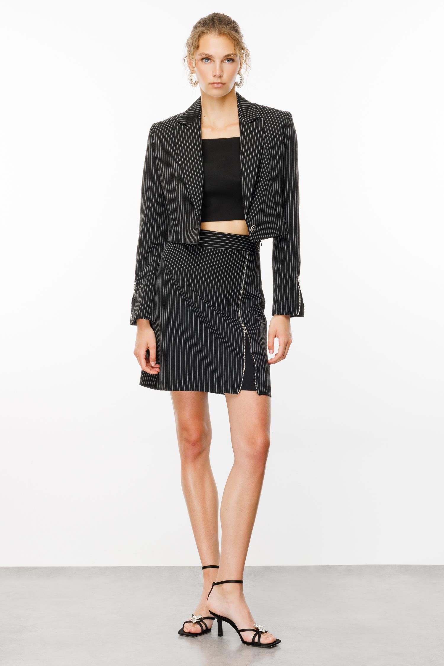 Modailgi  Kolları Yırtmaç Görünümlü Sivri Yaka Çizgili Crop Ceket Siyah