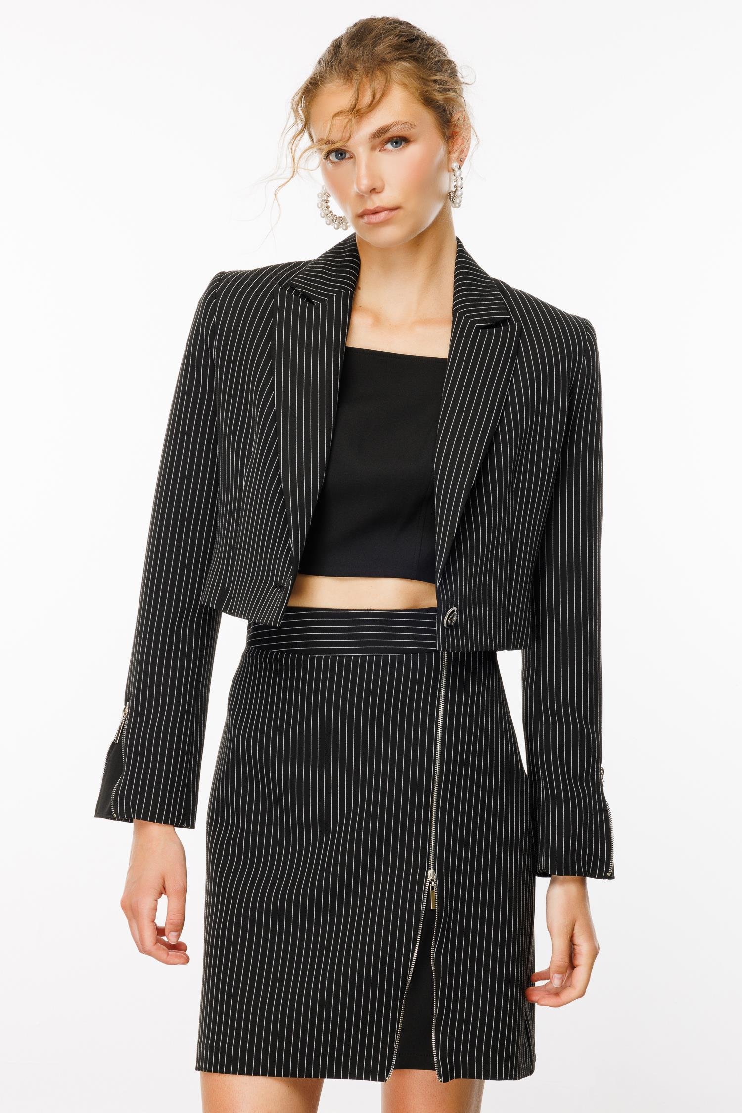 Modailgi  Kolları Yırtmaç Görünümlü Sivri Yaka Çizgili Crop Ceket Siyah