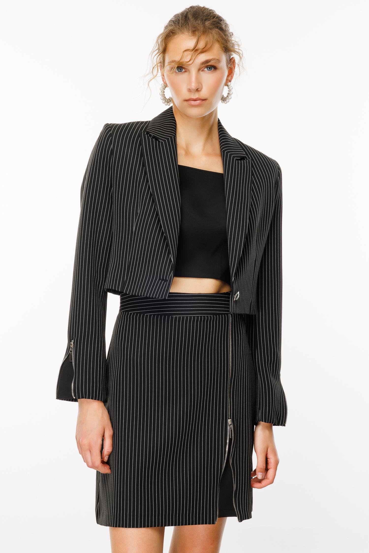 Modailgi  Kolları Yırtmaç Görünümlü Sivri Yaka Çizgili Crop Ceket Siyah
