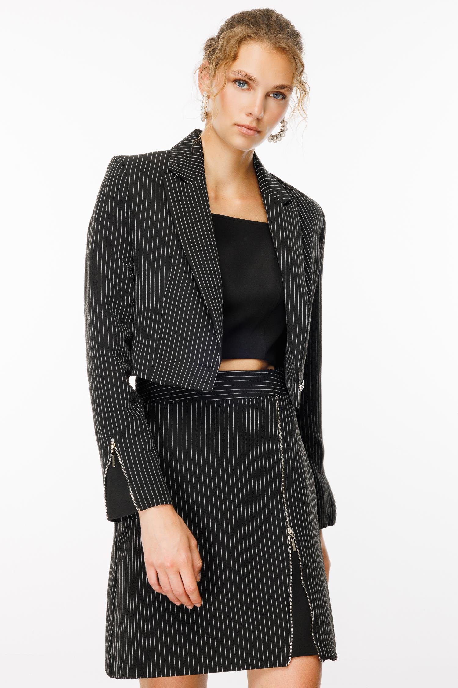 Modailgi  Kolları Yırtmaç Görünümlü Sivri Yaka Çizgili Crop Ceket Siyah