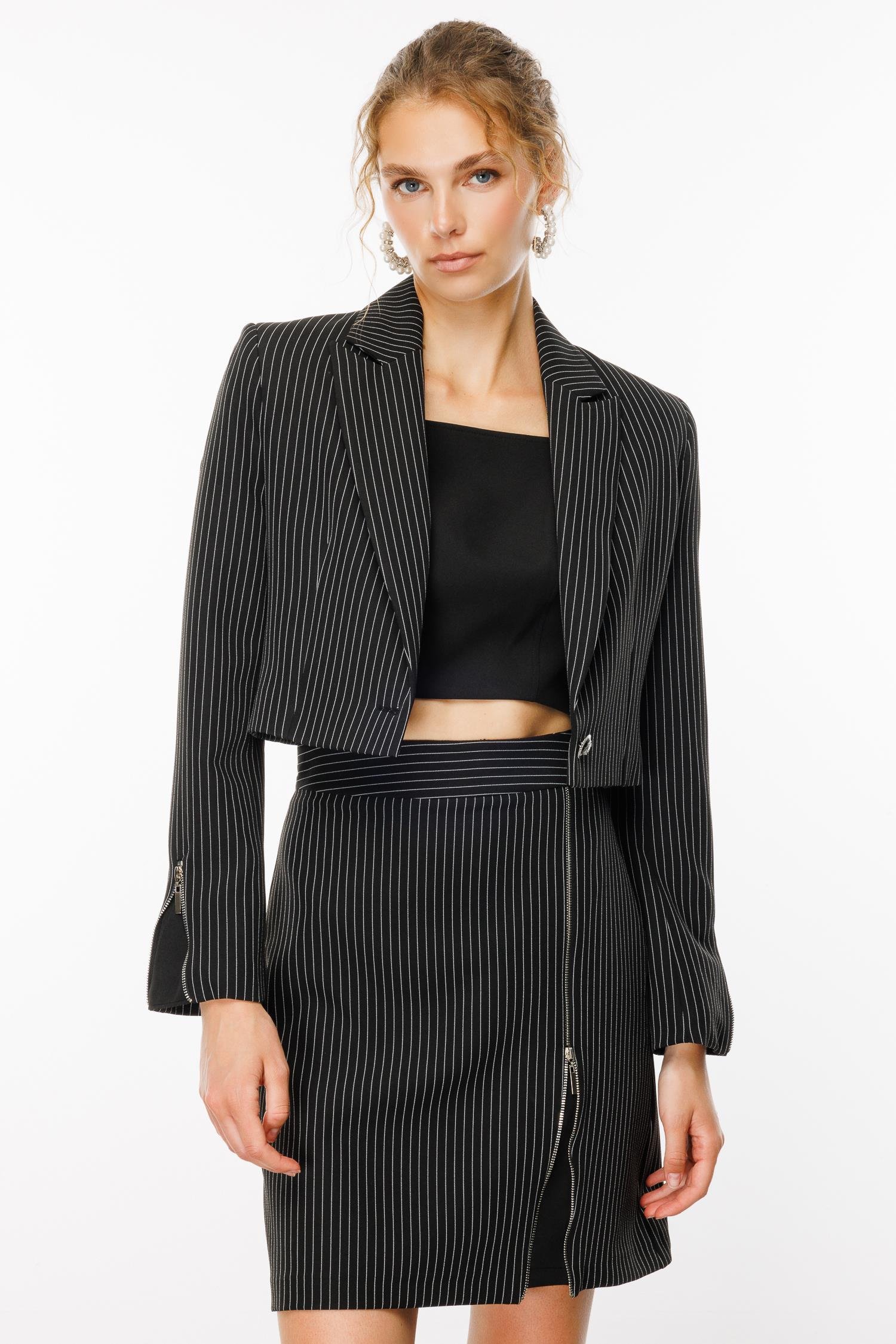 Modailgi  Kolları Yırtmaç Görünümlü Sivri Yaka Çizgili Crop Ceket Siyah