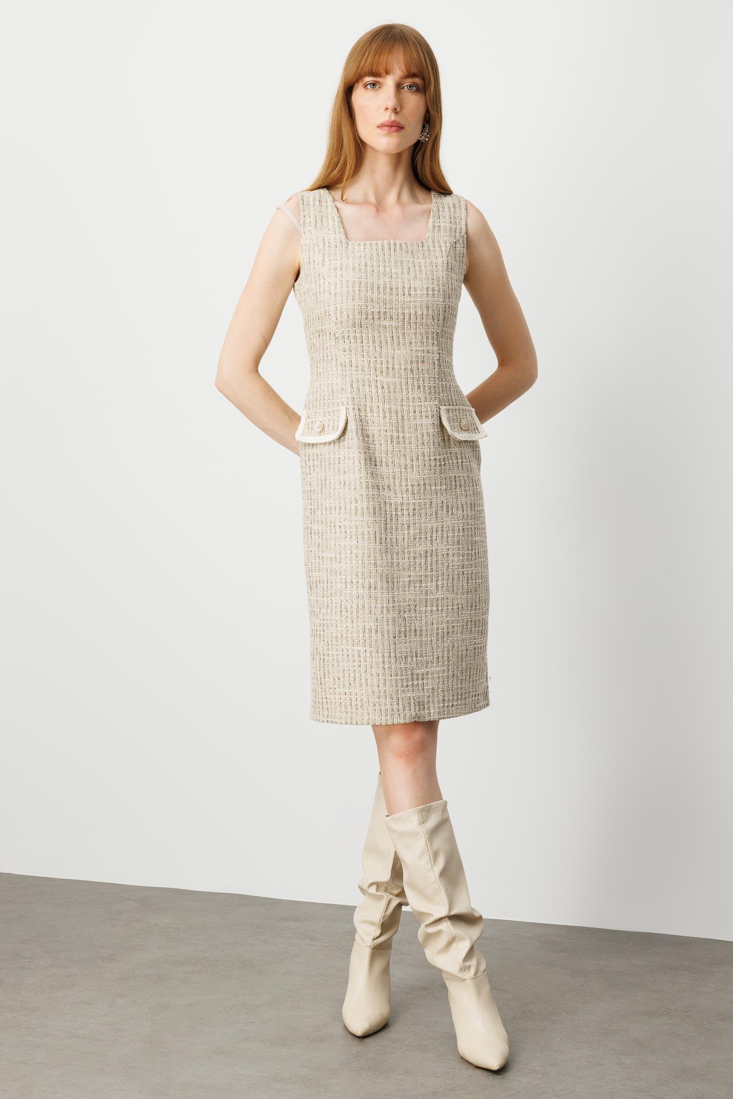 Modailgi  Kolsuz Kare Yaka Cep Kapakları Şerit Düğme Aksesuarlı Astarlı Elbise Bej