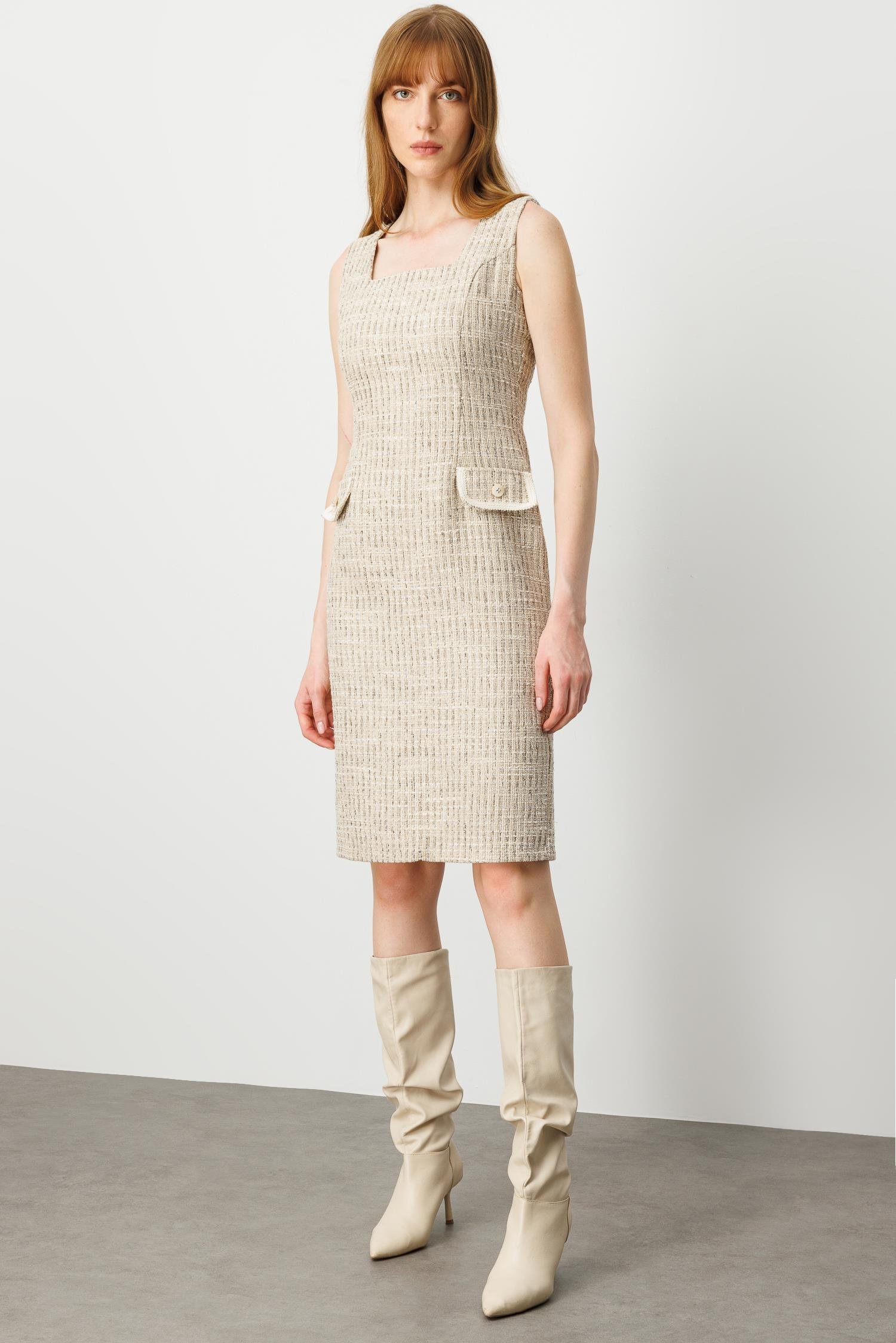 Modailgi  Kolsuz Kare Yaka Cep Kapakları Şerit Düğme Aksesuarlı Astarlı Elbise Bej