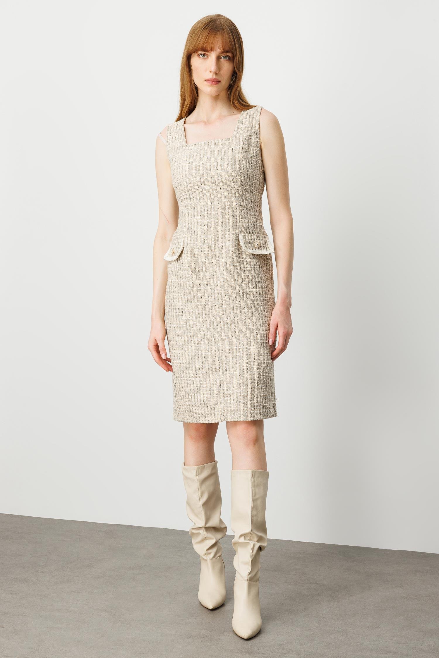 Modailgi  Kolsuz Kare Yaka Cep Kapakları Şerit Düğme Aksesuarlı Astarlı Elbise Bej