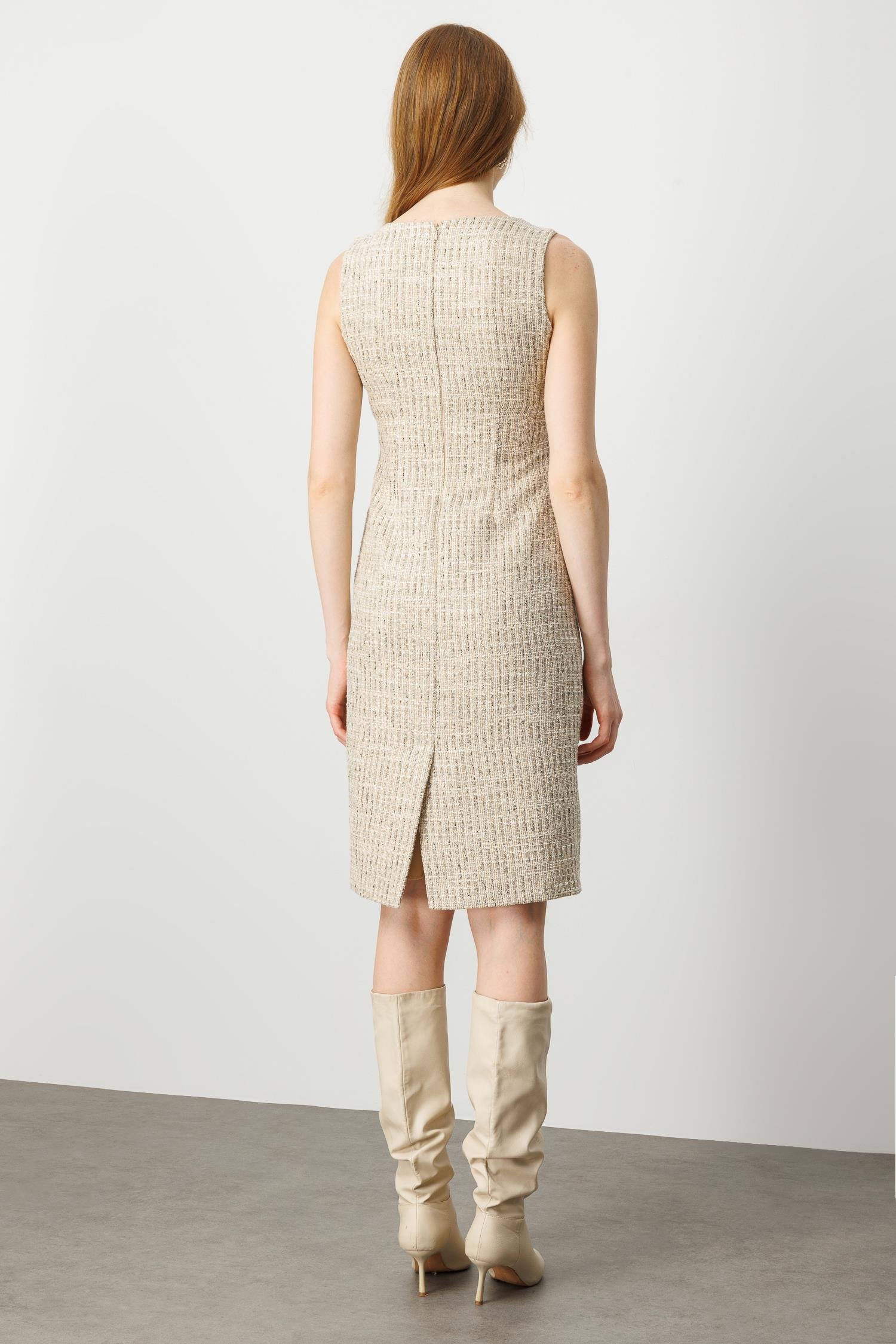 Modailgi  Kolsuz Kare Yaka Cep Kapakları Şerit Düğme Aksesuarlı Astarlı Elbise Bej