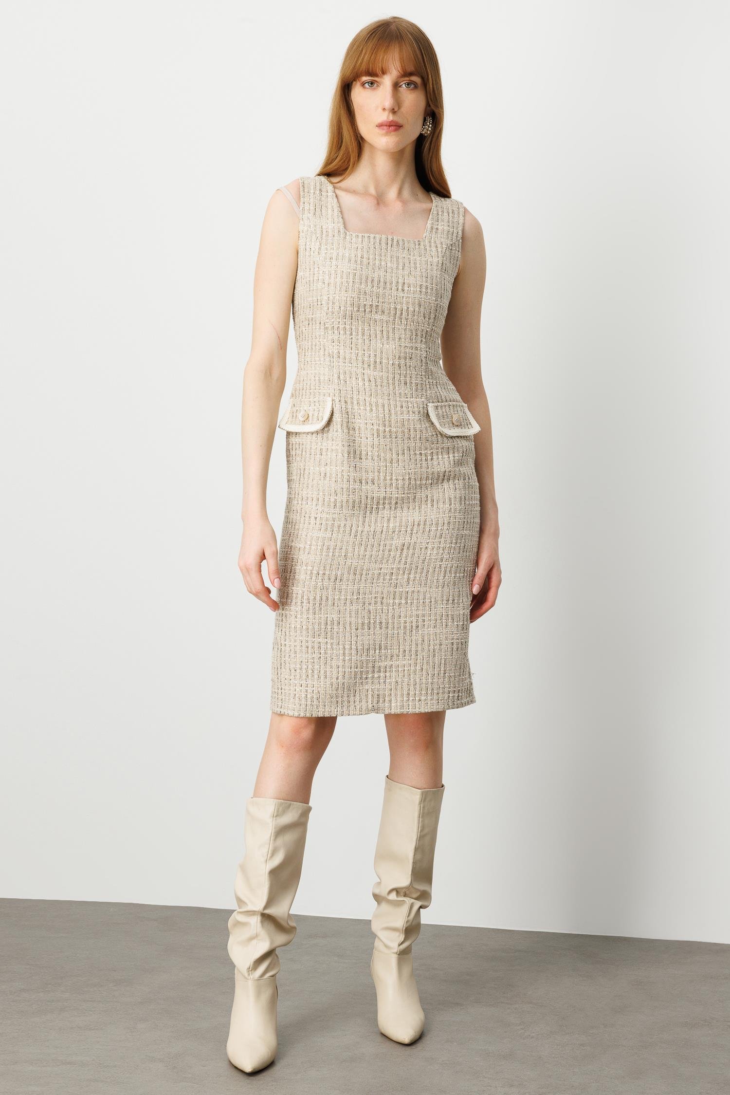 Modailgi  Kolsuz Kare Yaka Cep Kapakları Şerit Düğme Aksesuarlı Astarlı Elbise Bej