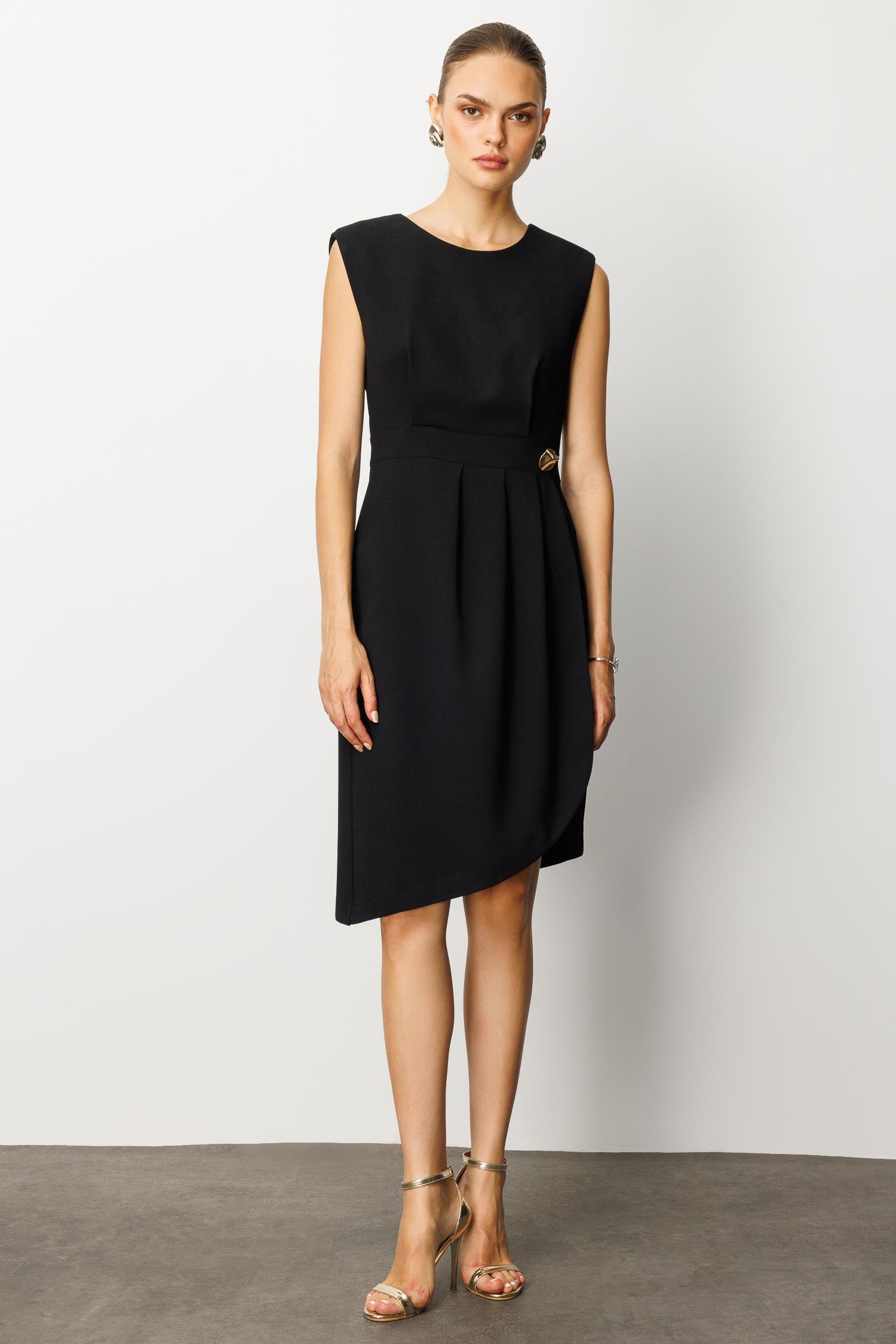 Modailgi  Kolsuz Pile ve Anvelop Detaylı Asimetrik Kesim Metal Aksesuarlı Kısa Elbise Siyah