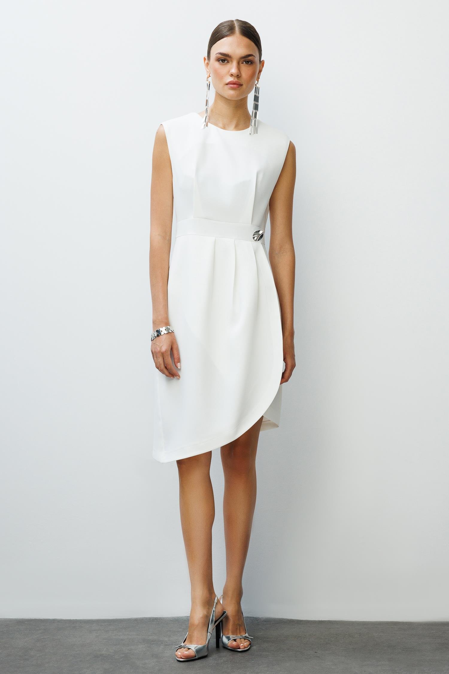 Modailgi  Kolsuz Pile ve Anvelop Detaylı Asimetrik Kesim Metal Aksesuarlı Kısa Elbise Ekru