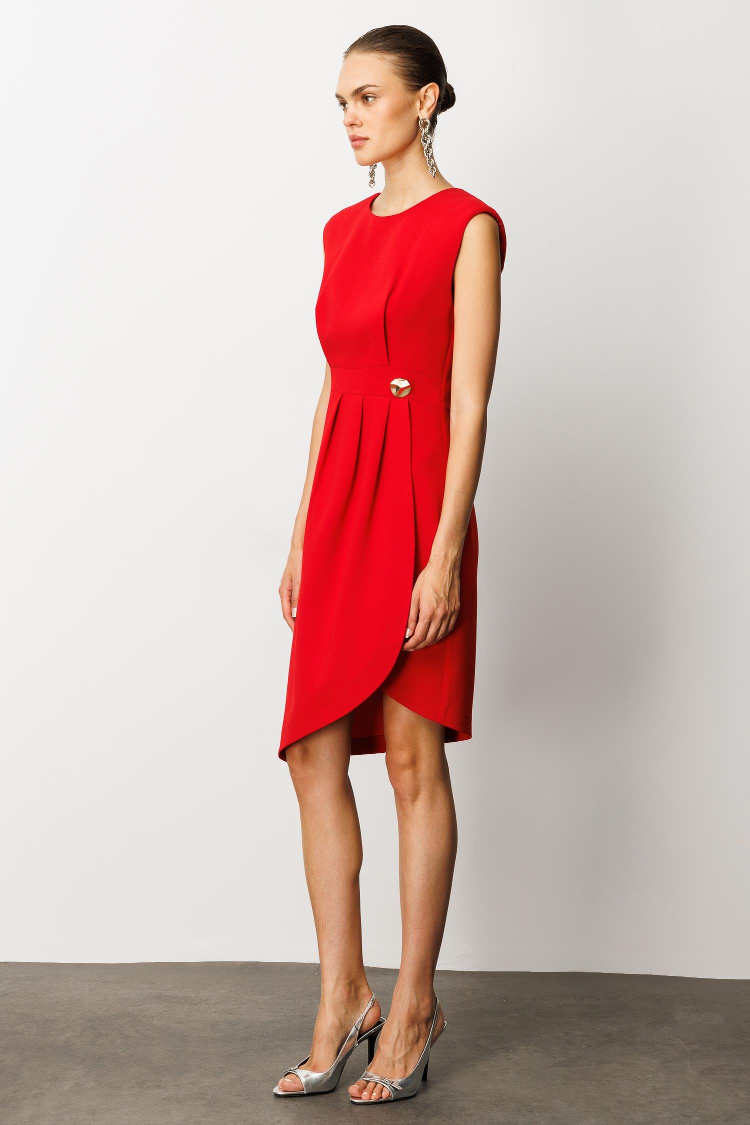Modailgi  Kolsuz Pile ve Anvelop Detaylı Asimetrik Kesim Metal Aksesuarlı Kısa Elbise Kırmızı