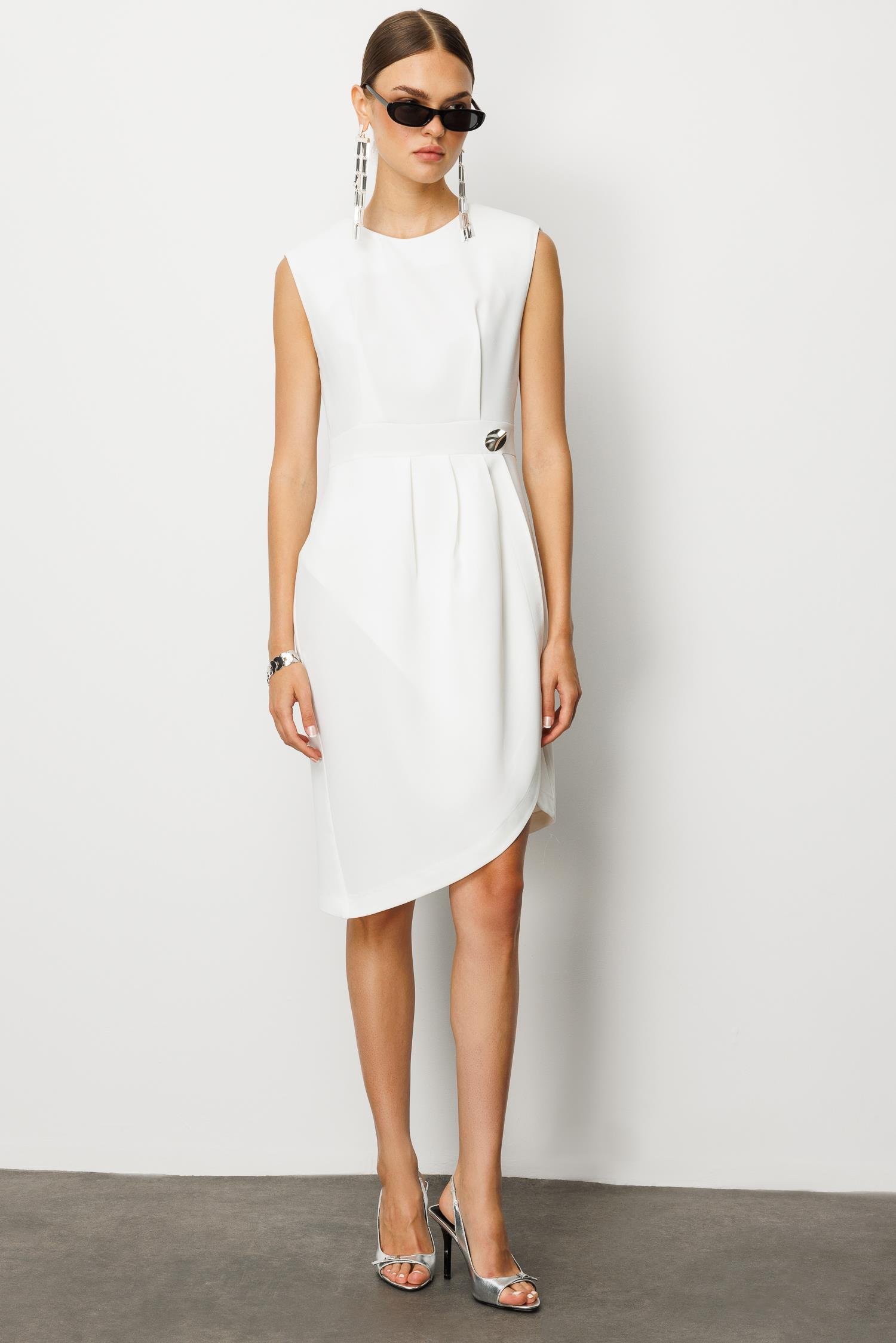 Modailgi  Kolsuz Pile ve Anvelop Detaylı Asimetrik Kesim Metal Aksesuarlı Kısa Elbise Ekru