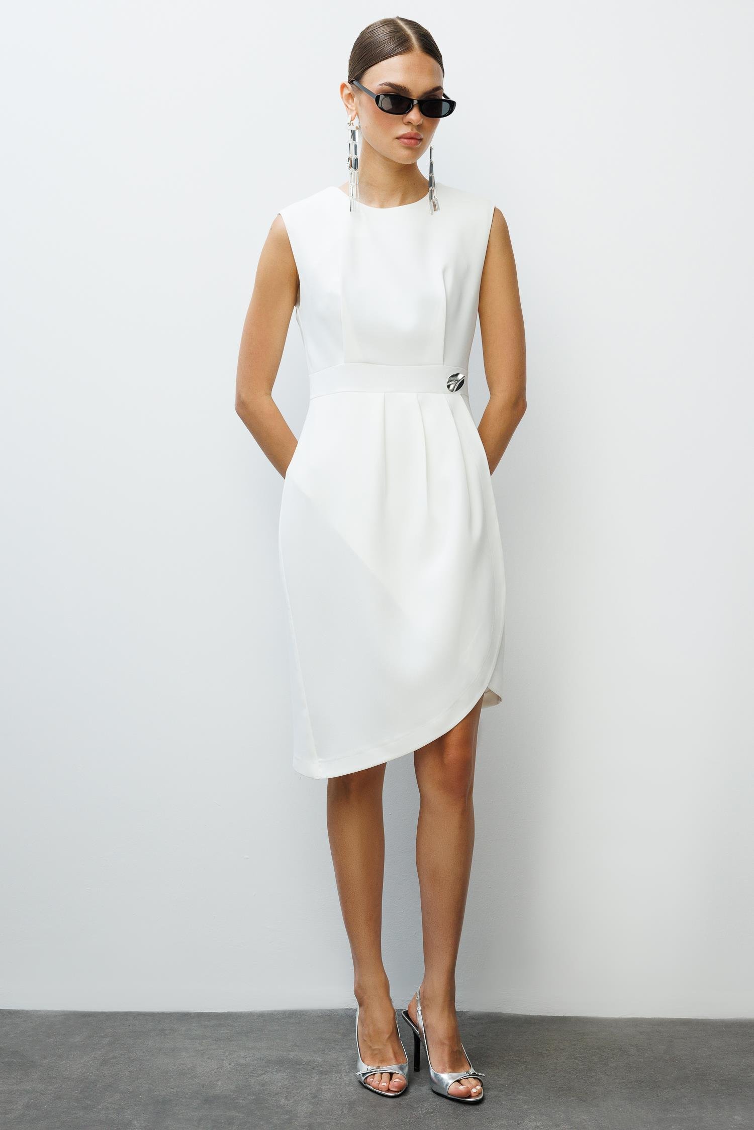 Modailgi  Kolsuz Pile ve Anvelop Detaylı Asimetrik Kesim Metal Aksesuarlı Kısa Elbise Ekru