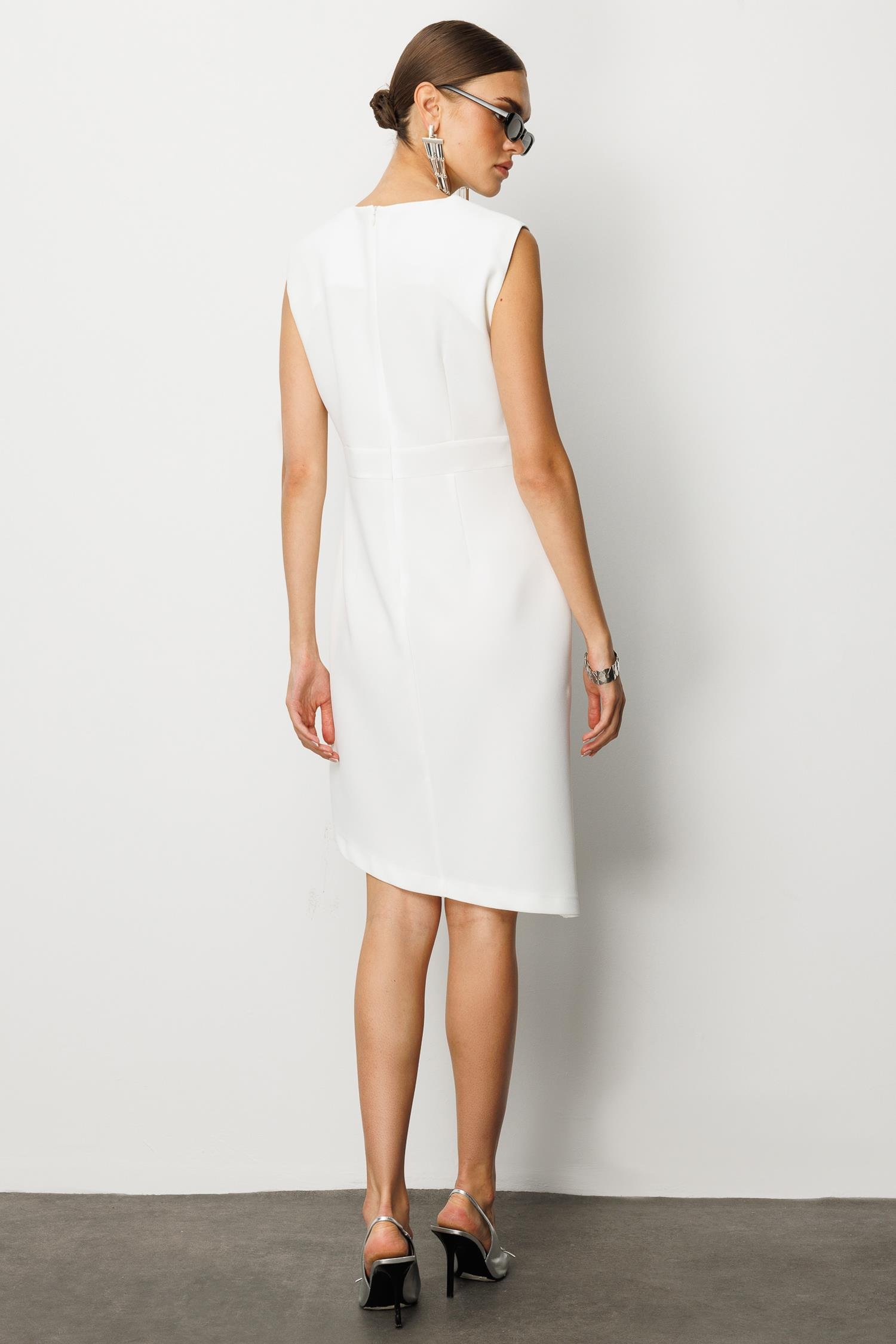 Modailgi  Kolsuz Pile ve Anvelop Detaylı Asimetrik Kesim Metal Aksesuarlı Kısa Elbise Ekru