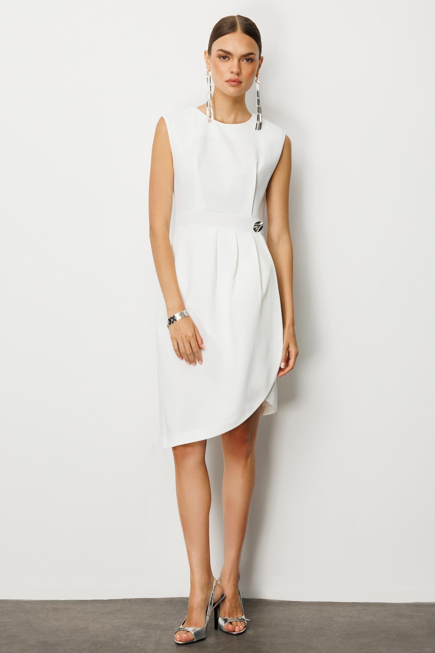 Modailgi  Kolsuz Pile ve Anvelop Detaylı Asimetrik Kesim Metal Aksesuarlı Kısa Elbise Ekru