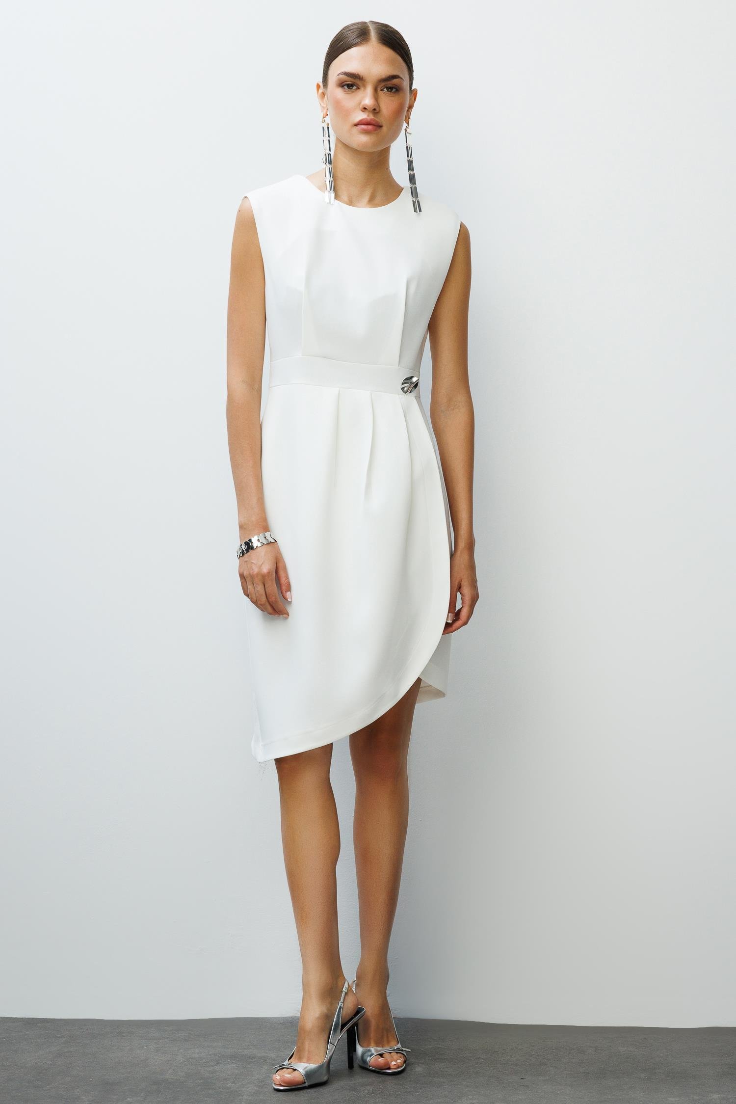 Modailgi  Kolsuz Pile ve Anvelop Detaylı Asimetrik Kesim Metal Aksesuarlı Kısa Elbise Ekru