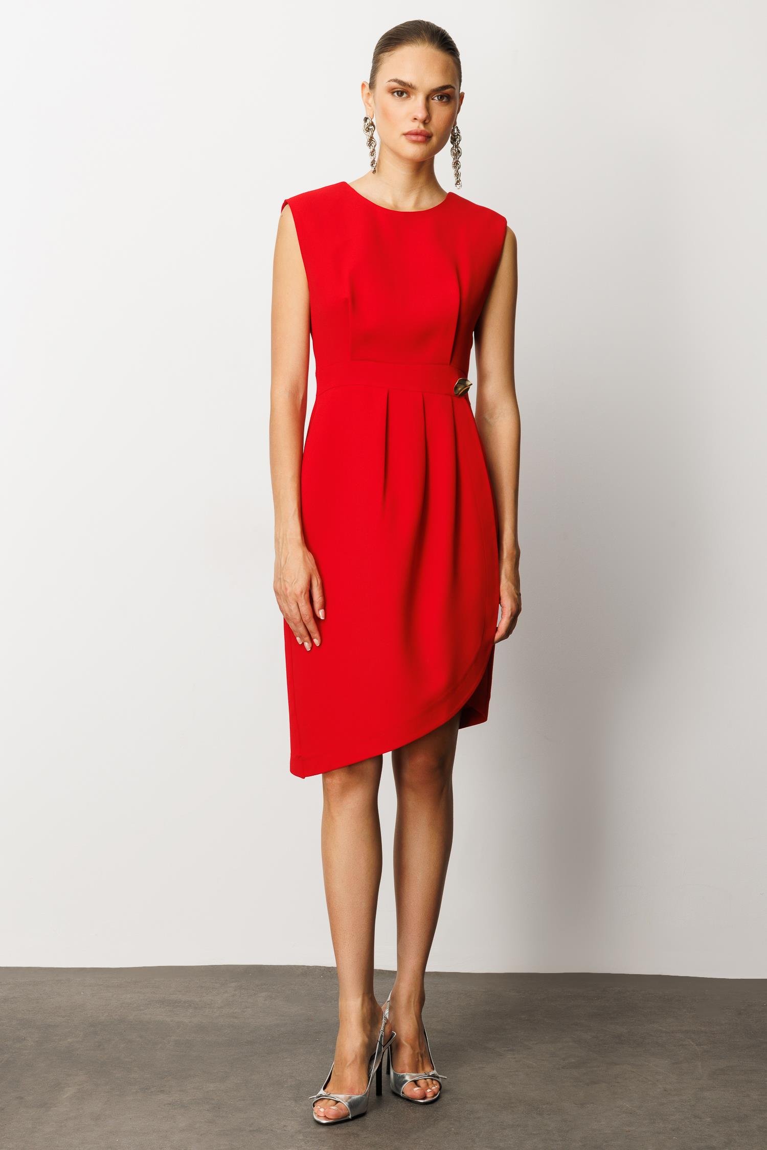 Modailgi  Kolsuz Pile ve Anvelop Detaylı Asimetrik Kesim Metal Aksesuarlı Kısa Elbise Kırmızı