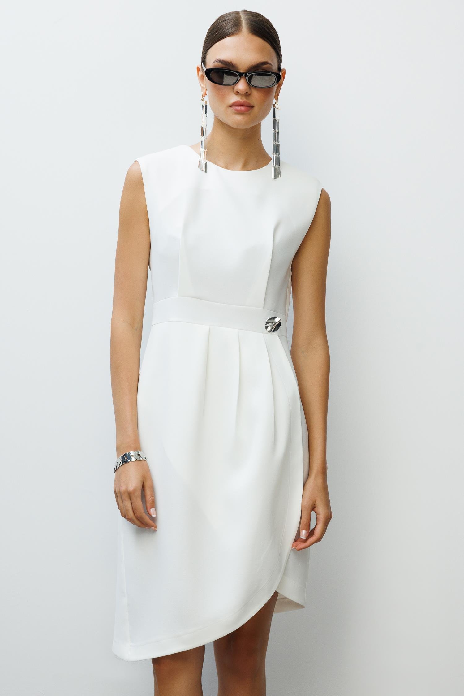 Modailgi  Kolsuz Pile ve Anvelop Detaylı Asimetrik Kesim Metal Aksesuarlı Kısa Elbise Ekru