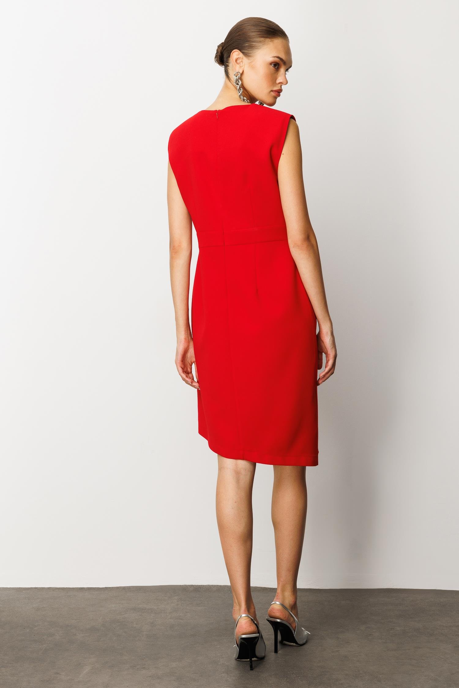 Modailgi  Kolsuz Pile ve Anvelop Detaylı Asimetrik Kesim Metal Aksesuarlı Kısa Elbise Kırmızı