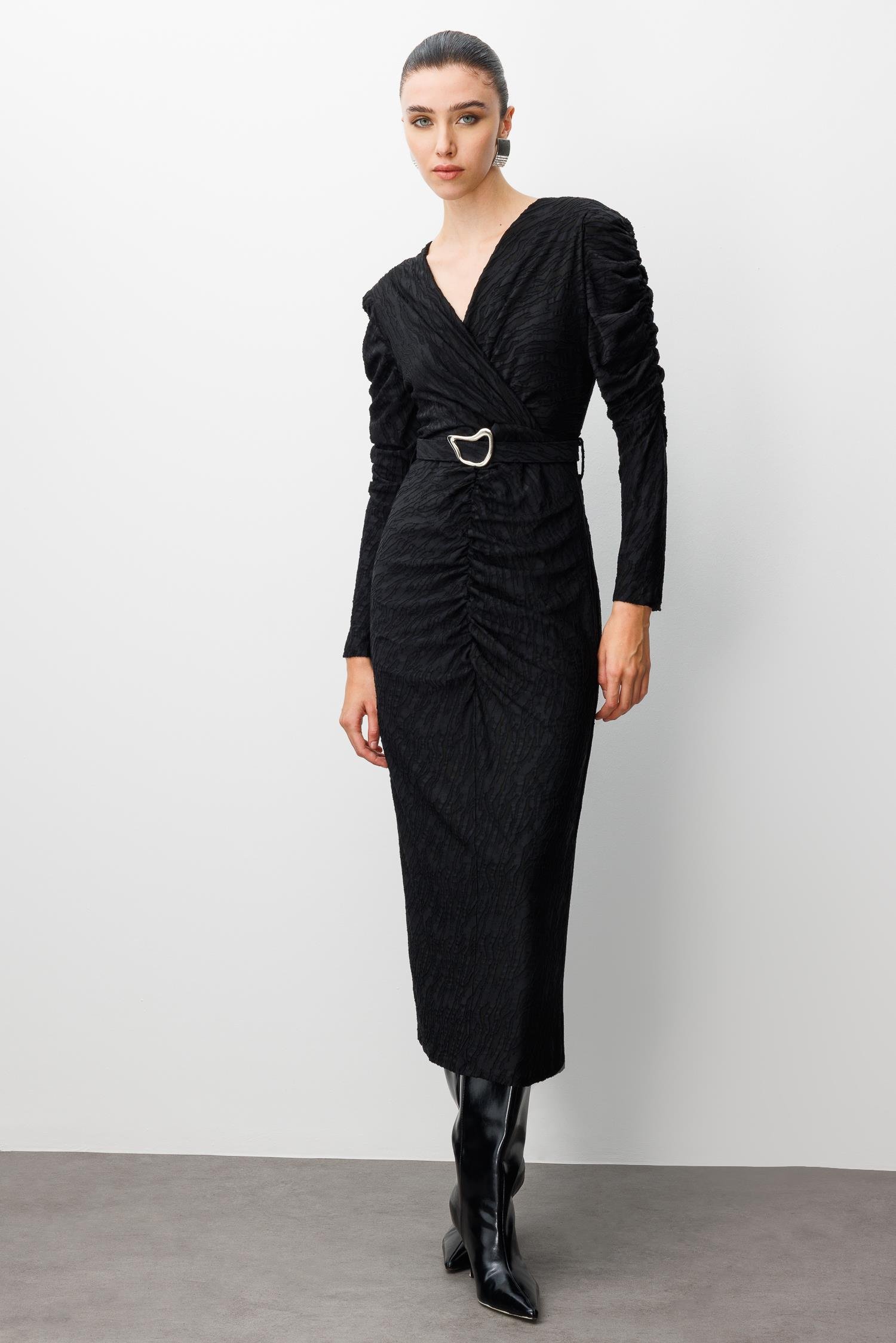 Modailgi  Kruvaze Büzgü Detaylı Jakar Yakma Kumaş Beli Kemerli Kalem Elbise Siyah