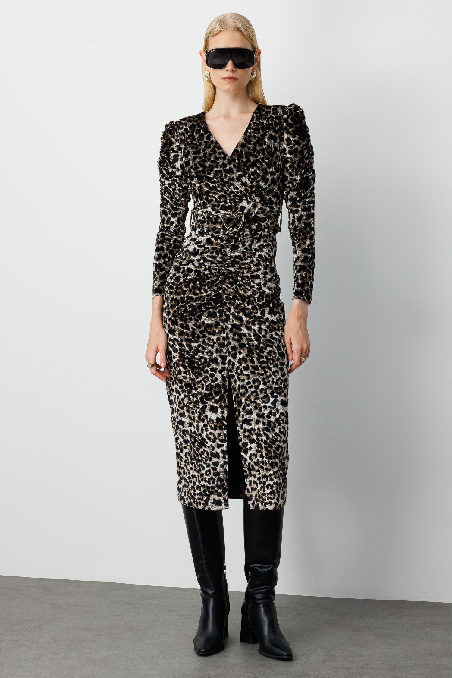 Modailgi  Kruvaze Büzgü Detaylı Kadife Lepoar Kumaş Beli Kemerli Kalem Elbise Leopar