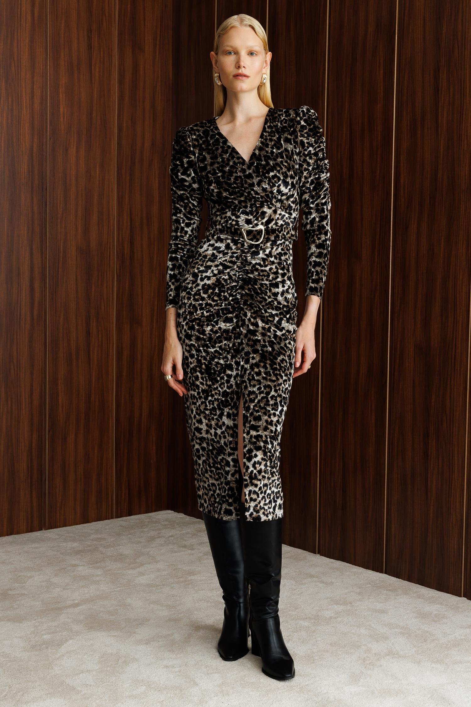 Modailgi  Kruvaze Büzgü Detaylı Kadife Lepoar Kumaş Beli Kemerli Kalem Elbise Leopar