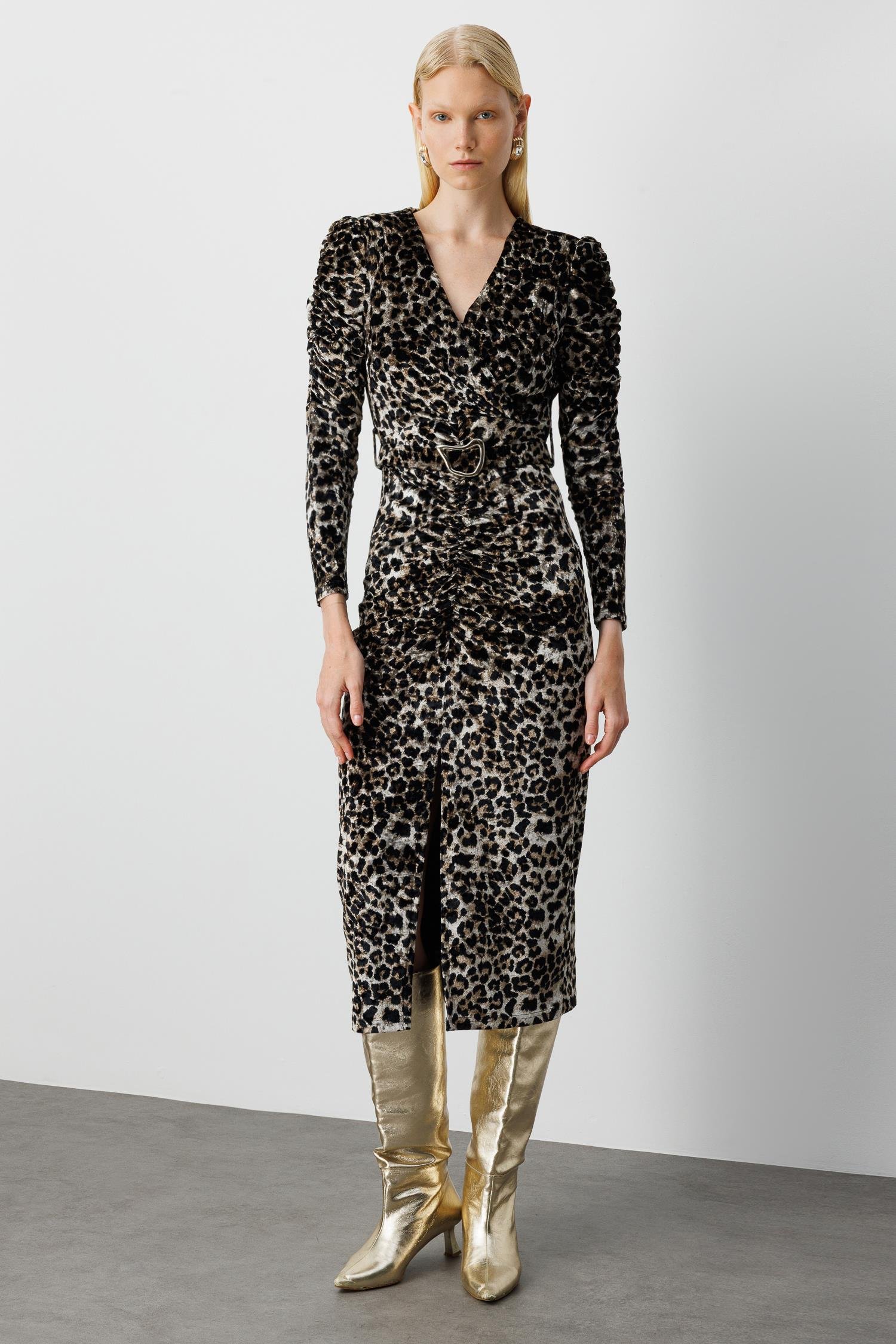 Modailgi  Kruvaze Büzgü Detaylı Kadife Lepoar Kumaş Beli Kemerli Kalem Elbise Leopar