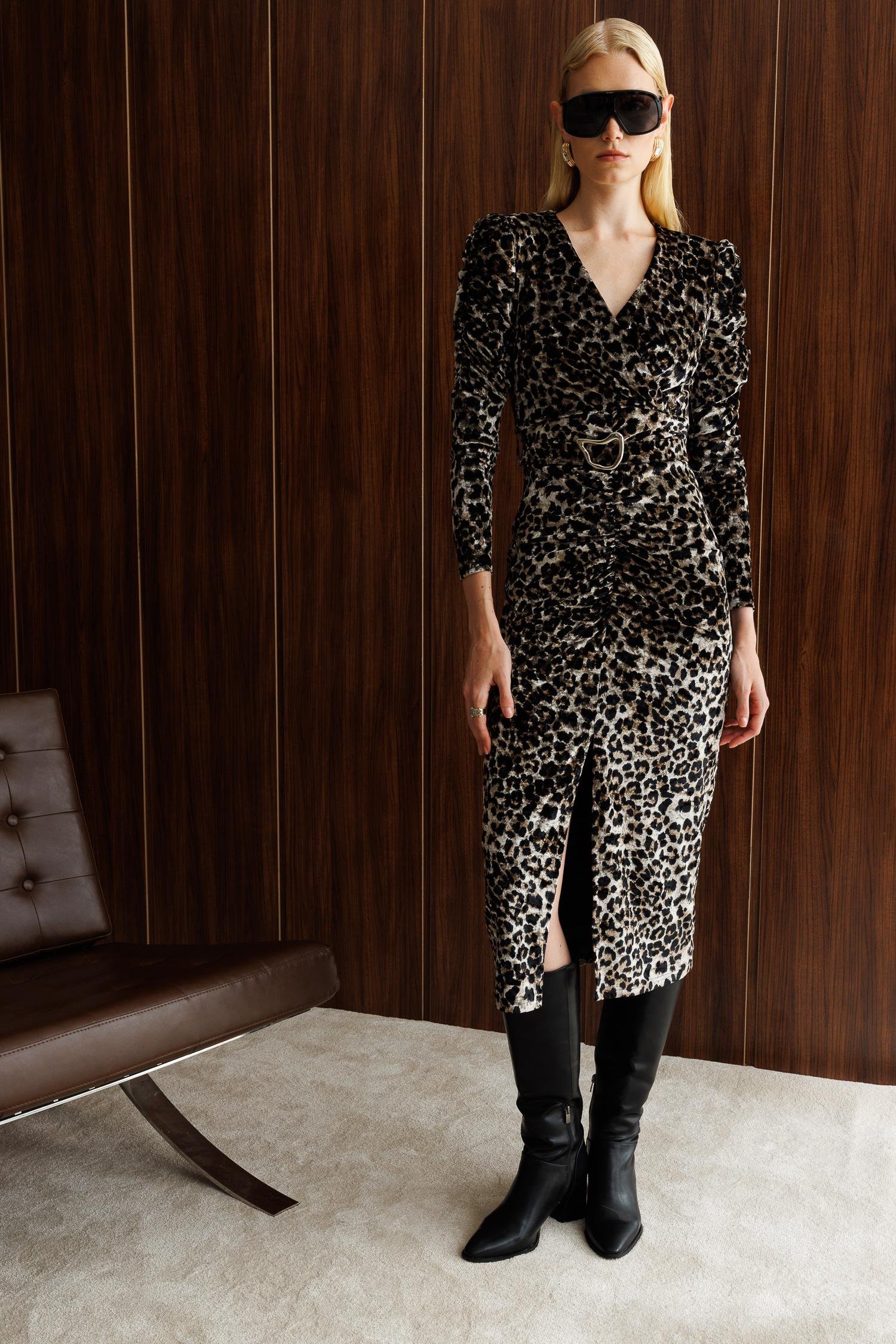 Modailgi  Kruvaze Büzgü Detaylı Kadife Lepoar Kumaş Beli Kemerli Kalem Elbise Leopar