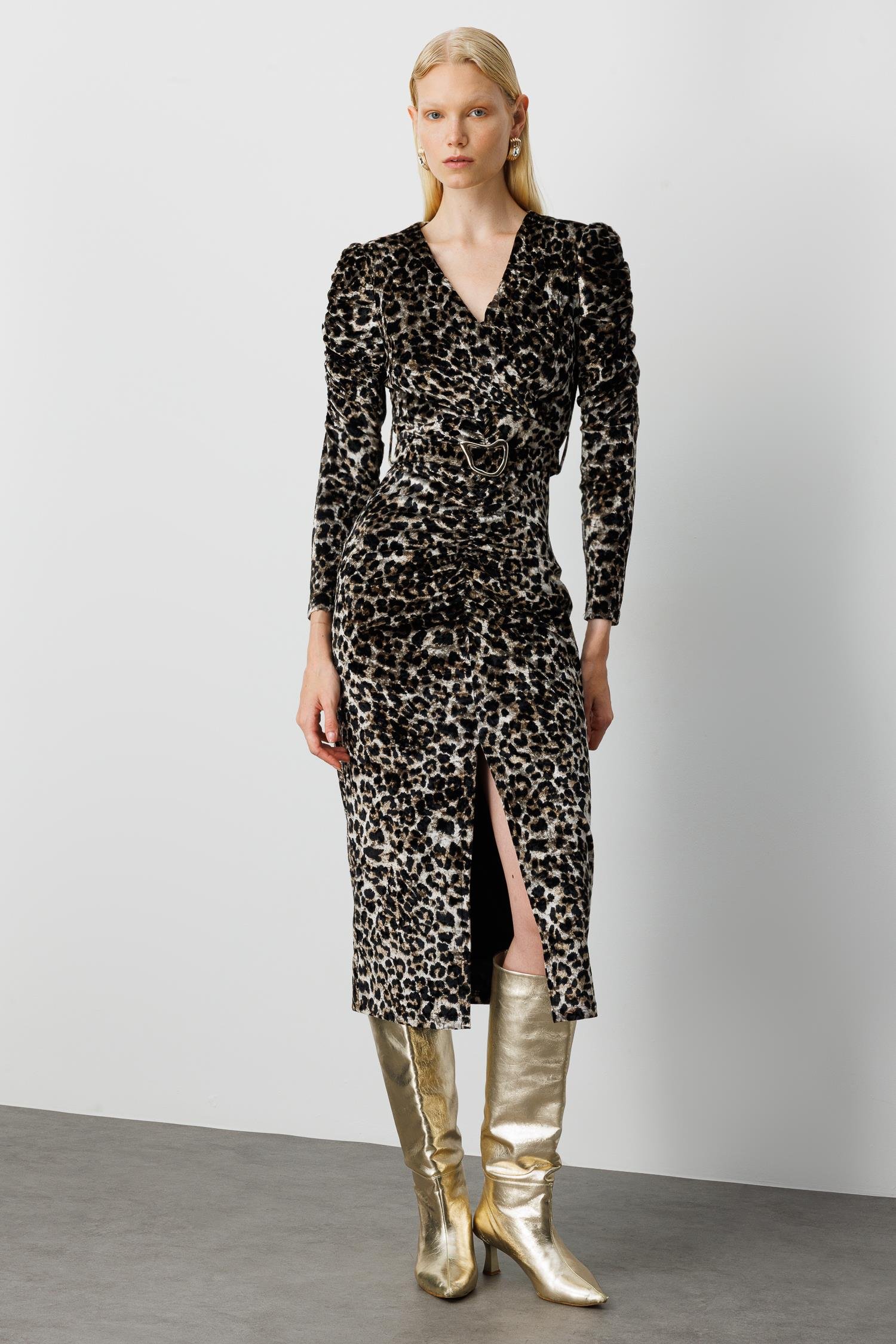 Modailgi  Kruvaze Büzgü Detaylı Kadife Lepoar Kumaş Beli Kemerli Kalem Elbise Leopar