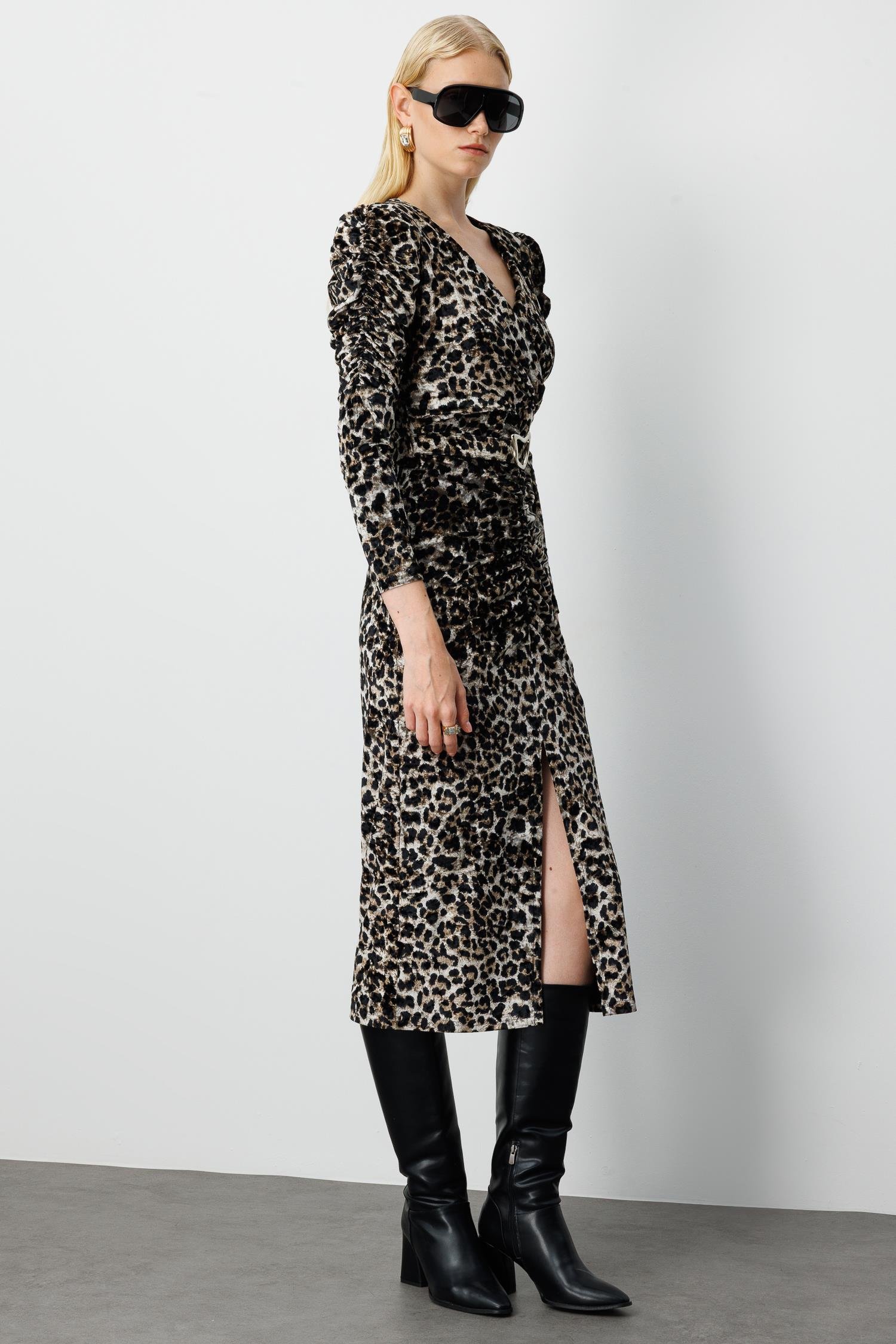 Modailgi  Kruvaze Büzgü Detaylı Kadife Lepoar Kumaş Beli Kemerli Kalem Elbise Leopar