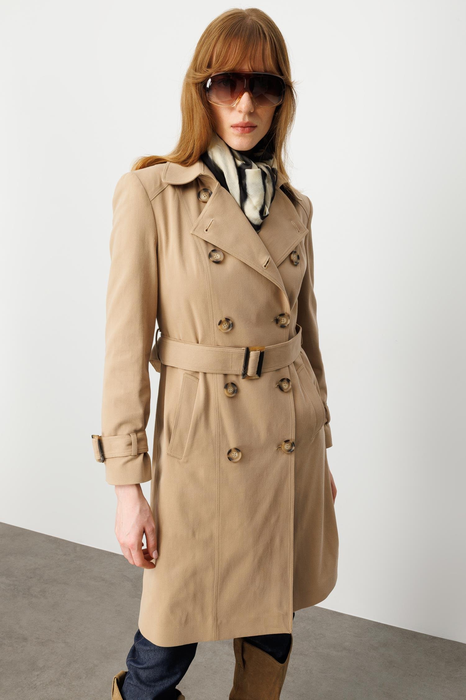 Modailgi  Kruvaze Kapamalı Beli Ve Kolları Kemer Kuşak Detaylı Spor Dikişli Astarlı Ara Boy Trençkot Camel