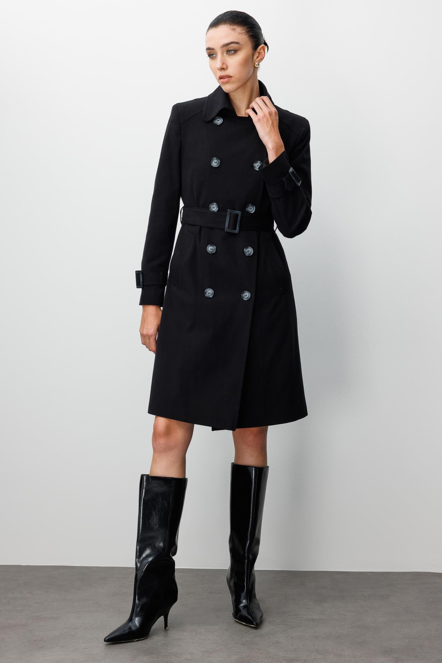 Modailgi  Kruvaze Kapamalı Beli Ve Kolları Kemer Kuşak Detaylı Spor Dikişli Astarlı Ara Boy Trençkot Siyah