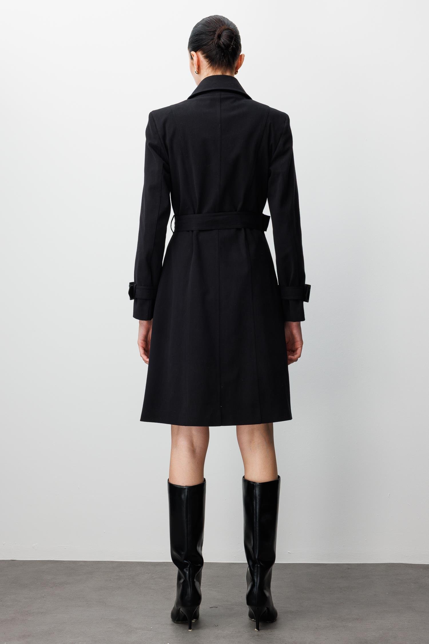 Modailgi  Kruvaze Kapamalı Beli Ve Kolları Kemer Kuşak Detaylı Spor Dikişli Astarlı Ara Boy Trençkot Siyah