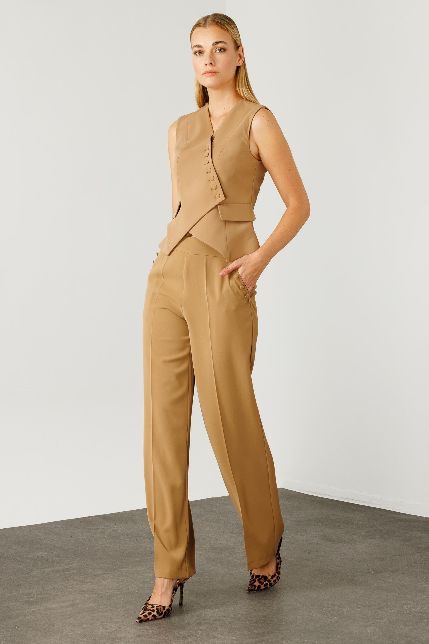 Modailgi  Kruvaze Kapamalı Düğme Detaylı Kısa Yelek Camel