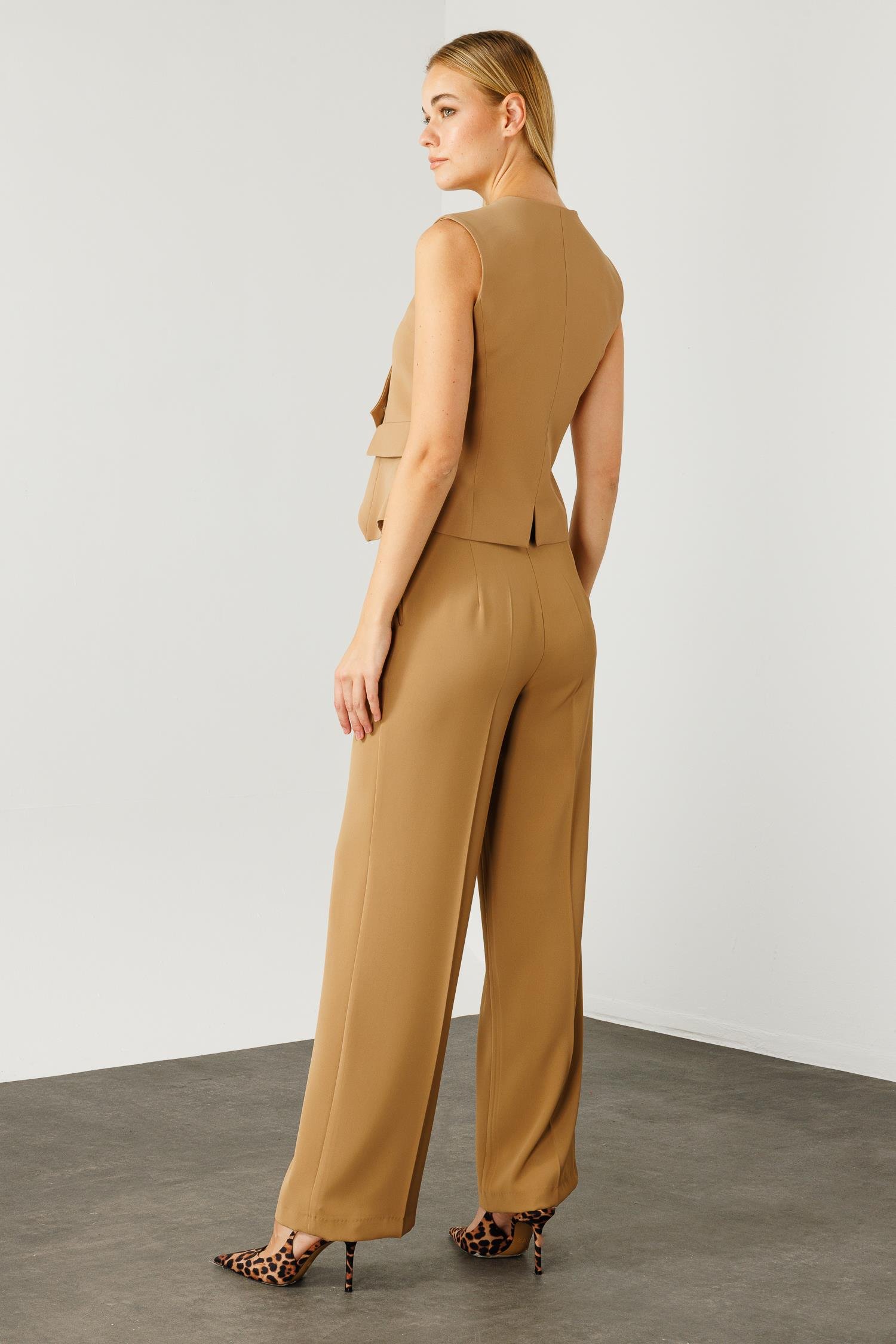 Modailgi  Kruvaze Kapamalı Düğme Detaylı Kısa Yelek Camel