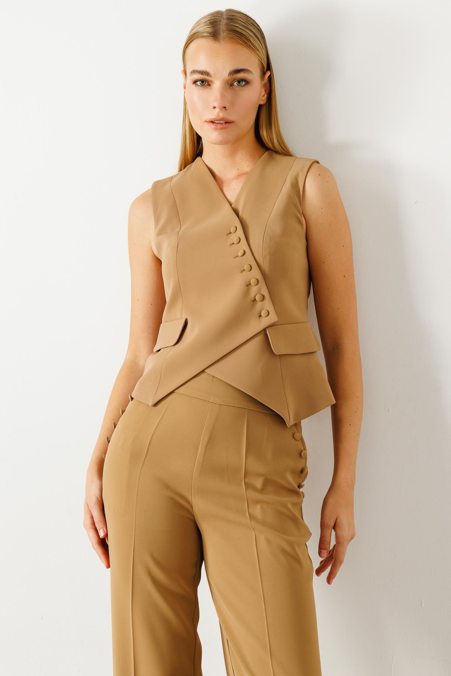 Modailgi  Kruvaze Kapamalı Düğme Detaylı Kısa Yelek Camel