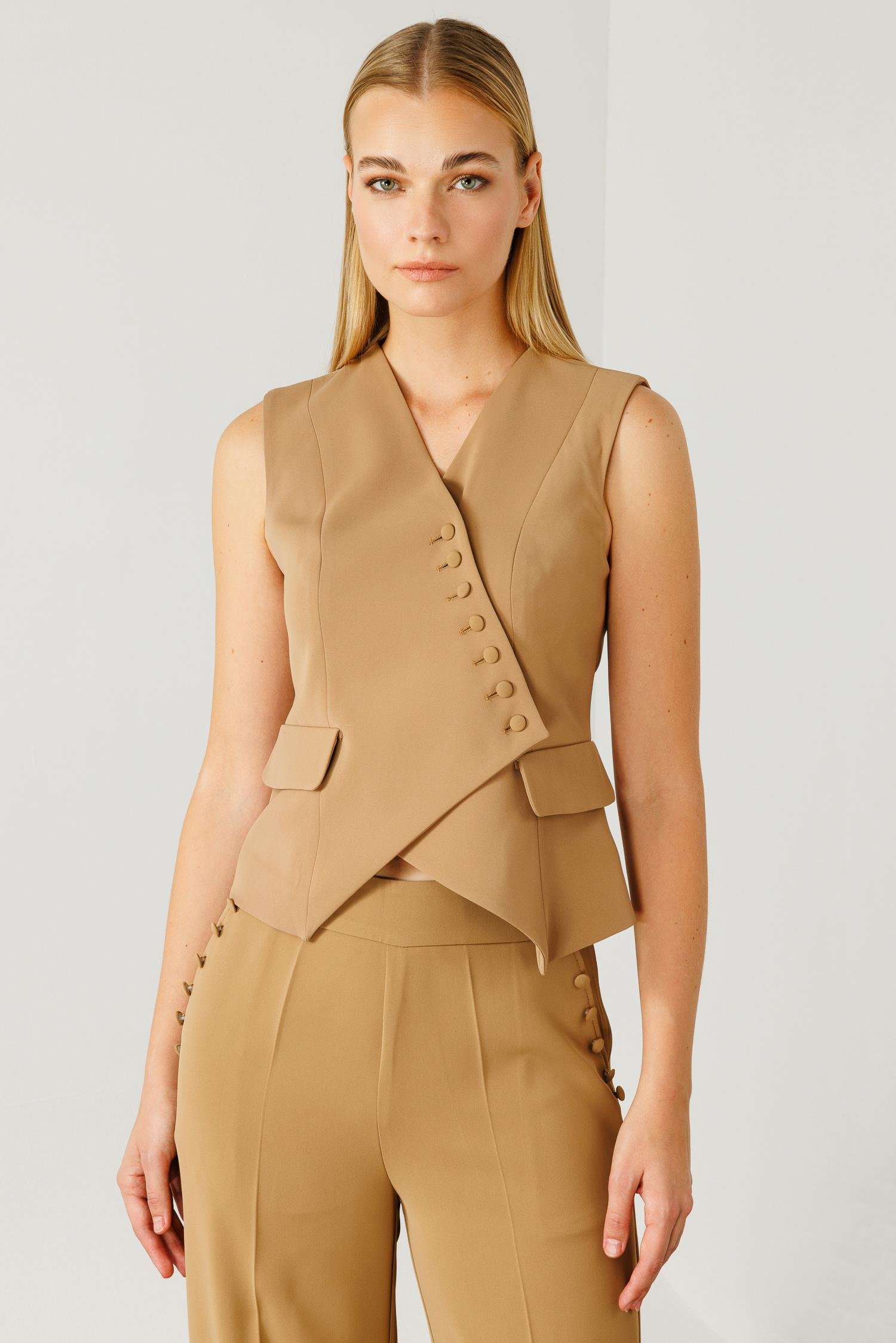 Modailgi  Kruvaze Kapamalı Düğme Detaylı Kısa Yelek Camel